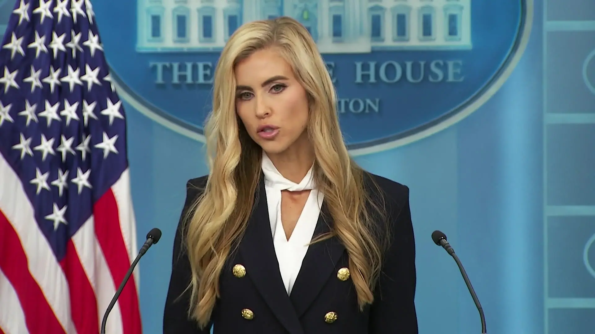 „Mein Präsident – äh, mein Mann!“ Trumps neue Sprecherin legt peinlichen Start hin Pressekonferenz nach 15 Minuten vorbei