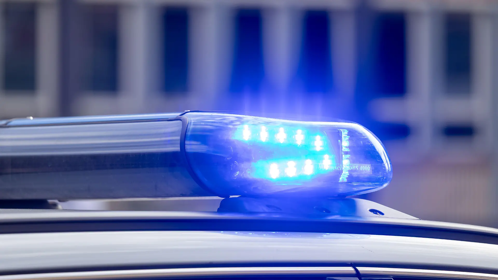 Symbolbild Polizeieinsatz: Nahaufnahme von einem blinkenden Blaulicht an einem Polizeiauto