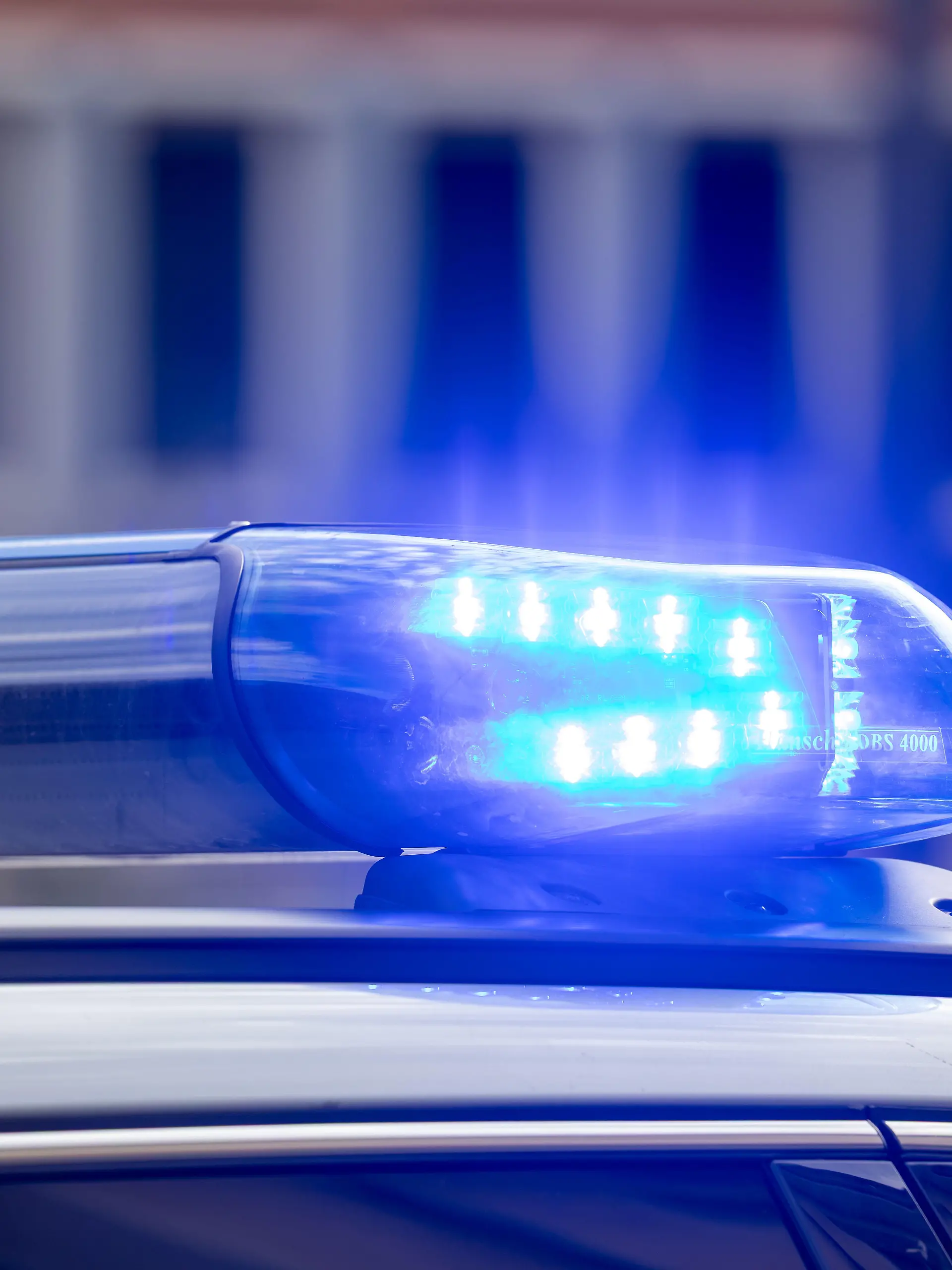 Symbolbild Polizeieinsatz: Nahaufnahme von einem blinkenden Blaulicht an einem Polizeiauto