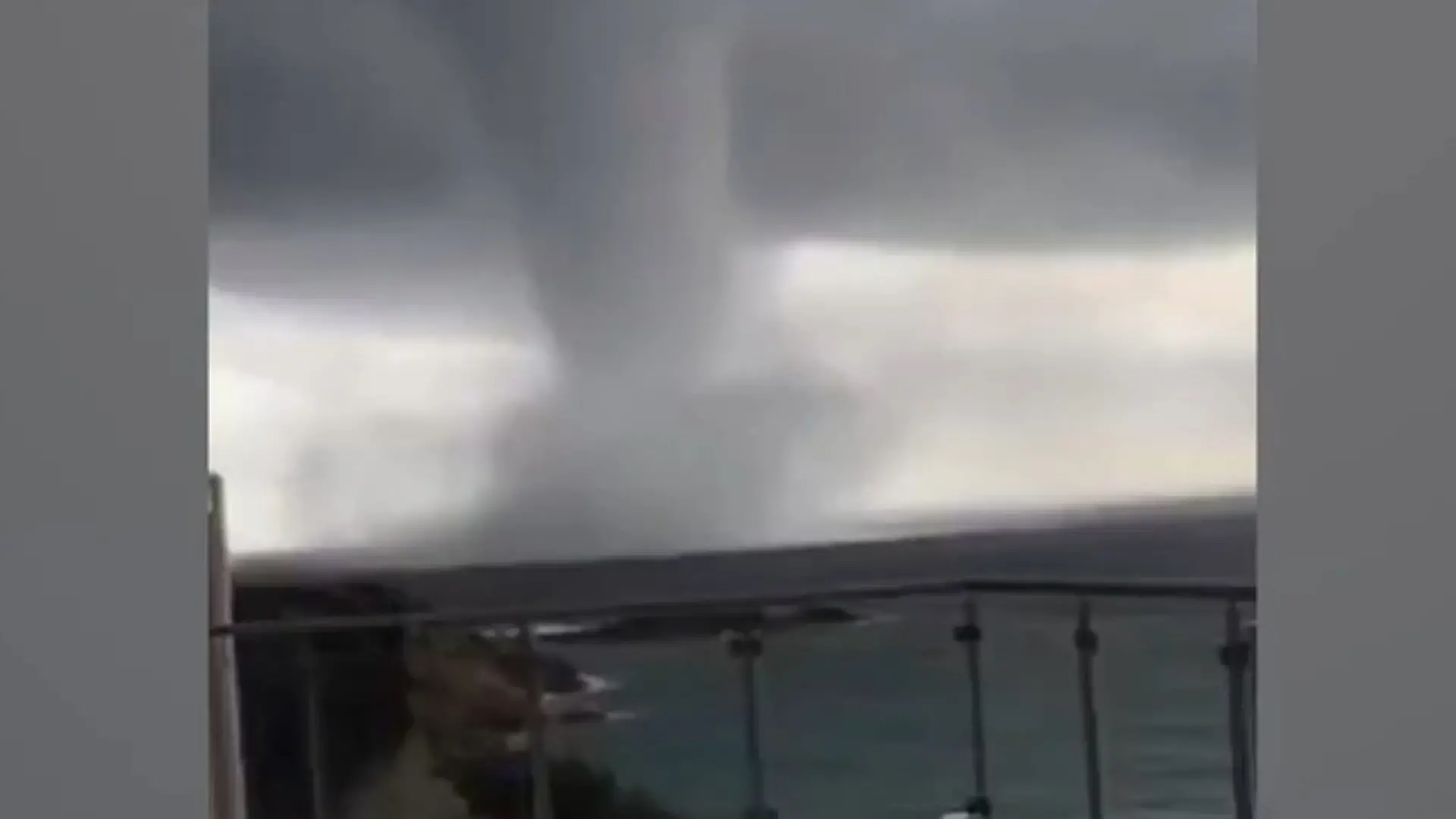 Heftige Unwetter verwüsten Urlaubsinsel – gigantische Windhosen fegen übers Meer! Flut-Horror auf Rhodos!