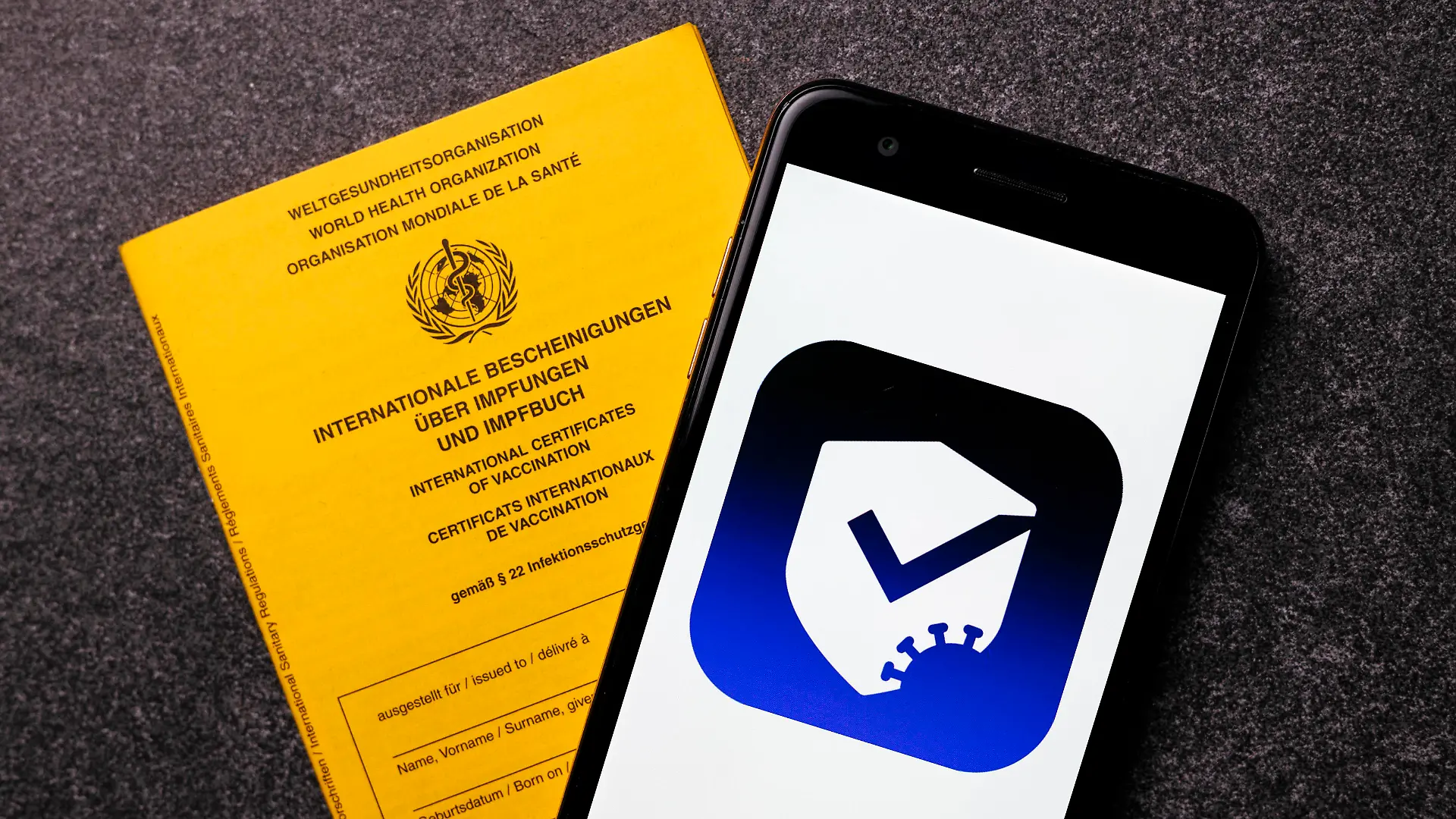 Das Logo der CovPass-App auf einem Handybildschirm neben einem traditionellen Impfbuch. Mit der CovPass-App können Bürgerinnen und Bürger ihre Corona-Impfungen direkt auf das Smartphone laden und mit dem QR-Code belegen. Zukünftig lassen sich in der App auch Nachweise über die Genesung von einer Corona-Infektion oder über einen negativen Corona-Test anzeigen. Die App ist ein kostenloses Angebot des Robert Koch-Instituts. Die Nutzung der App ist freiwillig. Themenbild, Symbolbild *** The CovPass App logo on a mobile phone screen next to a traditional vaccination book With the CovPass App, citizens can download their Corona vaccinations directly onto their smartphone and document them with the QR code In the future, the App will also Foto:xC.xHardtx/xFuturexImage