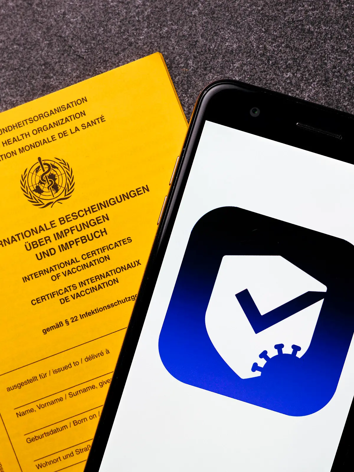  Das Logo der CovPass-App auf einem Handybildschirm neben einem traditionellen Impfbuch. Mit der CovPass-App können Bürgerinnen und Bürger ihre Corona-Impfungen direkt auf das Smartphone laden und mit dem QR-Code belegen. Zukünftig lassen sich in der App auch Nachweise über die Genesung von einer Corona-Infektion oder über einen negativen Corona-Test anzeigen. Die App ist ein kostenloses Angebot des Robert Koch-Instituts. Die Nutzung der App ist freiwillig. Themenbild, Symbolbild *** The CovPass App logo on a mobile phone screen next to a traditional vaccination book With the CovPass App, citizens can download their Corona vaccinations directly onto their smartphone and document them with the QR code In the future, the App will also Foto:xC.xHardtx/xFuturexImage
