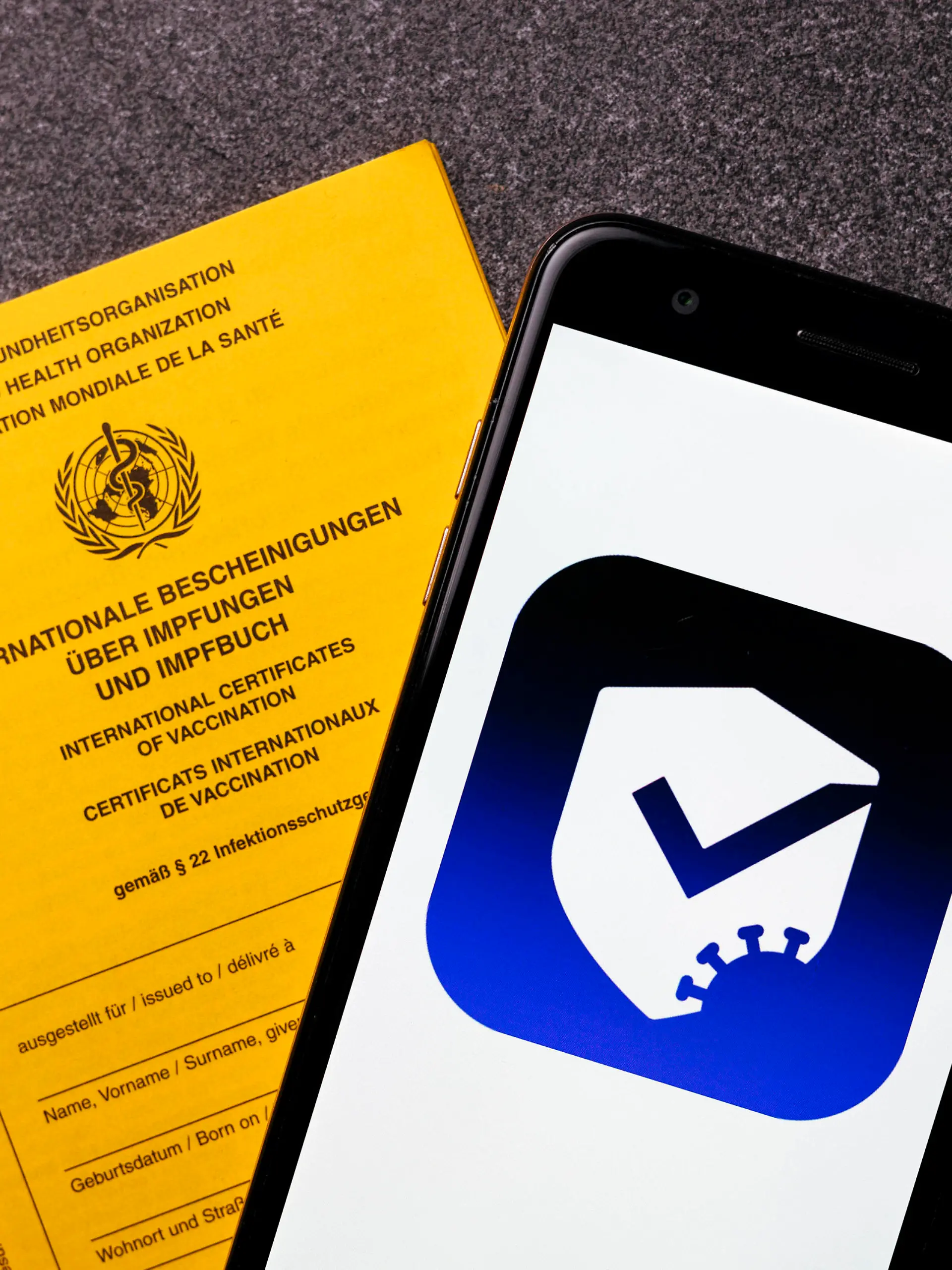  Das Logo der CovPass-App auf einem Handybildschirm neben einem traditionellen Impfbuch. Mit der CovPass-App können Bürgerinnen und Bürger ihre Corona-Impfungen direkt auf das Smartphone laden und mit dem QR-Code belegen. Zukünftig lassen sich in der App auch Nachweise über die Genesung von einer Corona-Infektion oder über einen negativen Corona-Test anzeigen. Die App ist ein kostenloses Angebot des Robert Koch-Instituts. Die Nutzung der App ist freiwillig. Themenbild, Symbolbild *** The CovPass App logo on a mobile phone screen next to a traditional vaccination book With the CovPass App, citizens can download their Corona vaccinations directly onto their smartphone and document them with the QR code In the future, the App will also Foto:xC.xHardtx/xFuturexImage
