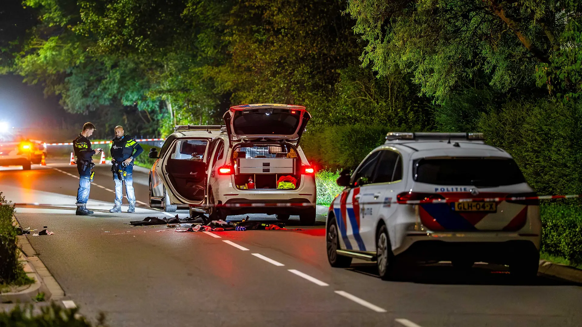 Die Polizei ist in Overasselt im Gelderland im Einsatz. Bei einer Schießerei in dem niederländischen Dorf nahe der deutschen Grenze sind mindestens ein Mensch getötet und zwei Polizisten verletzt worden. Es habe mehrere Festnahmen gegeben, teilte die Polizei mit. (zu dpa: «Niederlande im Würgegriff der Banden: Killer, Koks und Kriminelle») +++ dpa-Bildfunk +++