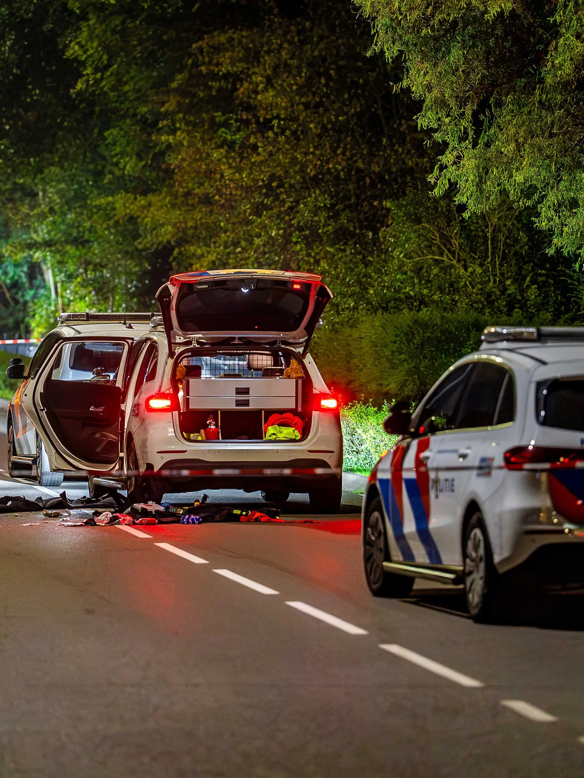 Die Polizei ist in Overasselt im Gelderland im Einsatz. Bei einer Schießerei in dem niederländischen Dorf nahe der deutschen Grenze sind mindestens ein Mensch getötet und zwei Polizisten verletzt worden. Es habe mehrere Festnahmen gegeben, teilte die Polizei mit. (zu dpa: «Niederlande im Würgegriff der Banden: Killer, Koks und Kriminelle») +++ dpa-Bildfunk +++