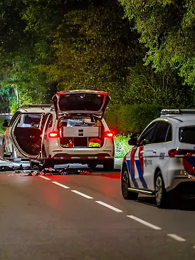 Die Polizei ist in Overasselt im Gelderland im Einsatz. Bei einer Schießerei in dem niederländischen Dorf nahe der deutschen Grenze sind mindestens ein Mensch getötet und zwei Polizisten verletzt worden. Es habe mehrere Festnahmen gegeben, teilte die Polizei mit. (zu dpa: «Niederlande im Würgegriff der Banden: Killer, Koks und Kriminelle») +++ dpa-Bildfunk +++