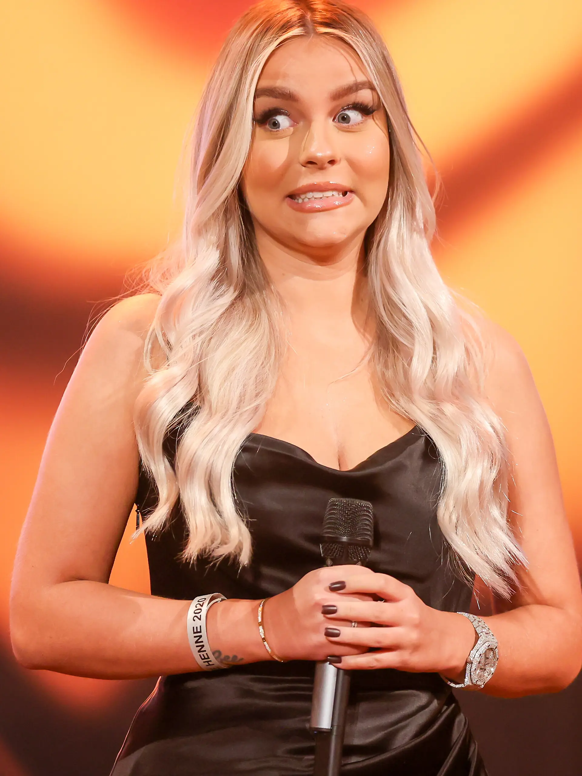 Youtuberin Dagi Bee steht zur Verleihung der "Goldenen Henne" auf der Bühne. Der Publikumspreis wird bereits zum 26. verliehen. Er wird an Stars aus Musik, Sport und Showgeschäft vergeben.