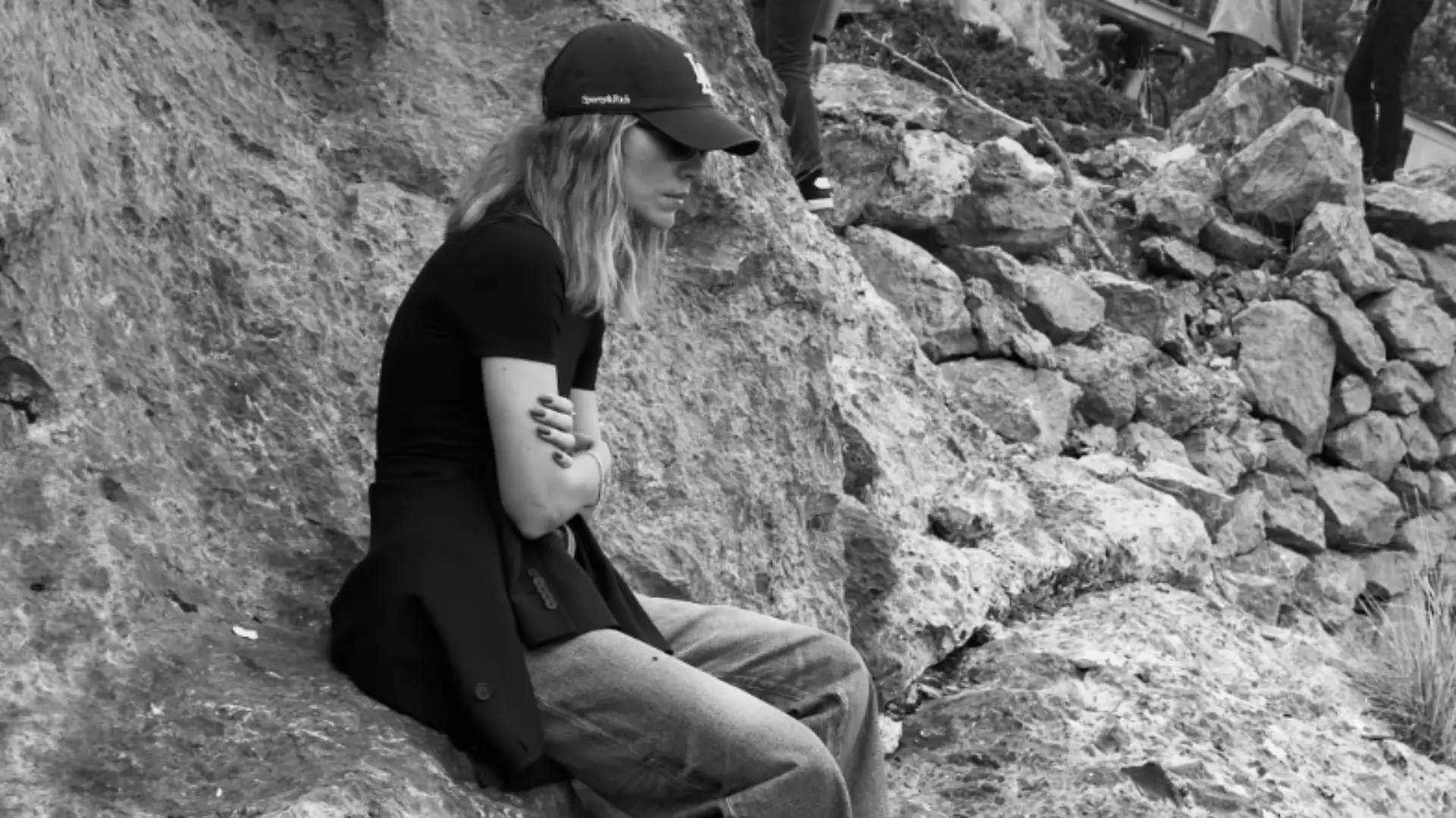 Witwe Viky trauert an Unfallstelle (auf Mallorca) um ihren Ehemann Klaus Rader.