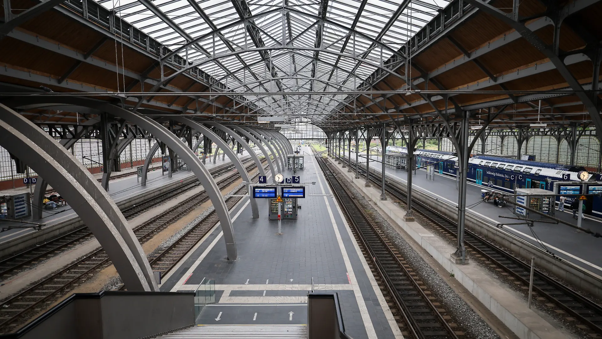 Nahezu leer sind die Bahnsteige im Lübecker Hauptbahnhof. Wegen der Erneuerung eines Stellwerks ist der Lübecker Hauptbahnhof vom 14. bis 17.8.2026 gesperrt.