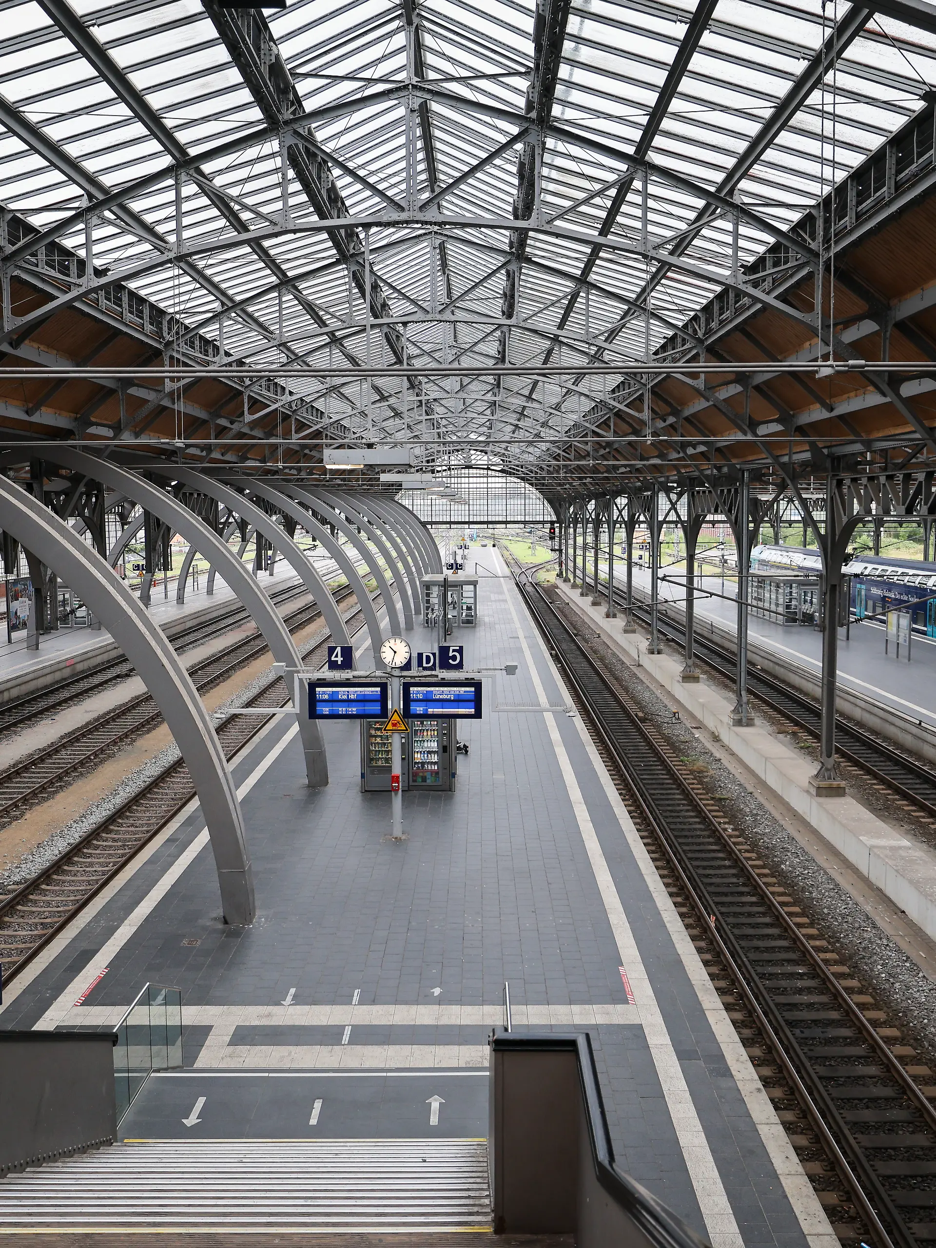 Nahezu leer sind die Bahnsteige im Lübecker Hauptbahnhof. Wegen der Erneuerung eines Stellwerks ist der Lübecker Hauptbahnhof vom 14. bis 17.8.2026 gesperrt.