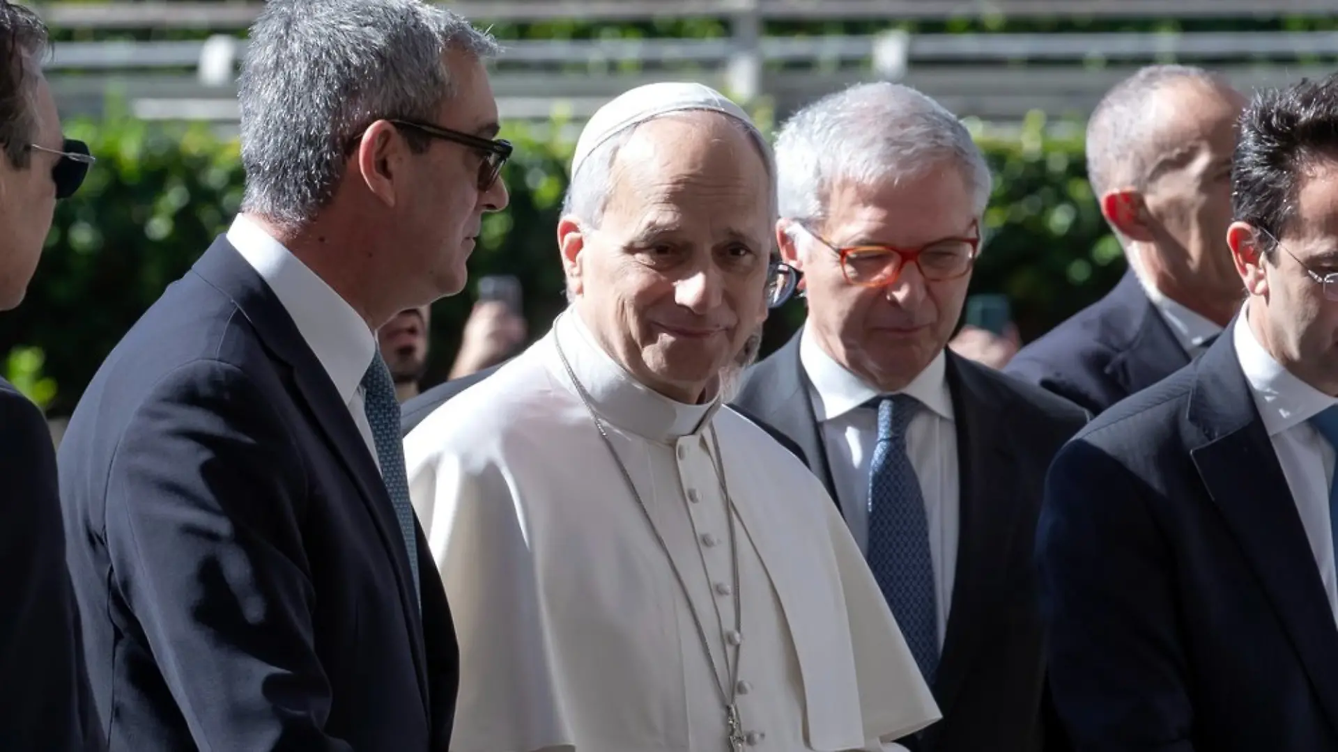 Papst Leo XIV. während seiner Ankunft vor der Gemelli-Klinik in Rom.