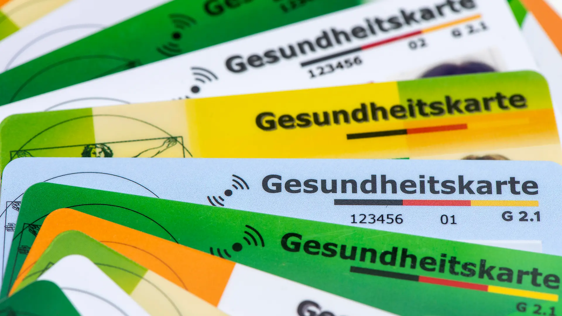 Gesundheitskarte der gesetzlichen Krankenversicherung als Symbolbild für das deutsche Gesundheitssystem - FOTOMONTAGE - NUR FÜR REDAKTIONELLE VERWENDUNG -