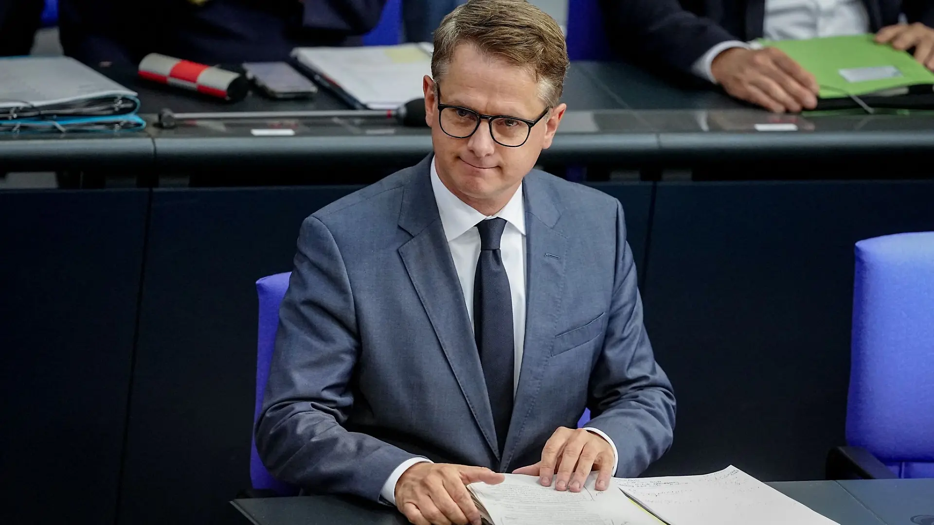 Gesundheitsminister Carsten Linnemann (CDU) hält an seinem Pflege-Zeitplan fest. (Archivfoto)