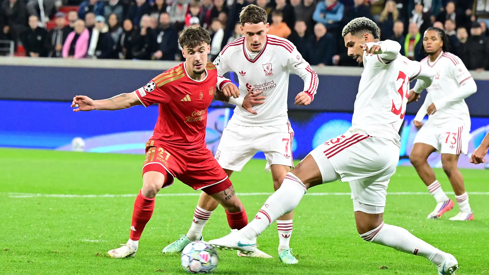 Fußball, Männer: Champions League, Linzer ASK - FC Liverpool, Christoph Lang (LASK), Florian Wirtz (FC Liverpool) und Ronald Araujo (FC Liverpool) (l-r) in Aktion. +++ dpa-Bildfunk +++
