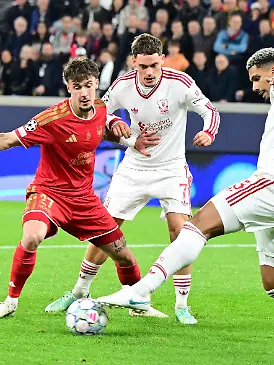 Fußball, Männer: Champions League, Linzer ASK - FC Liverpool, Christoph Lang (LASK), Florian Wirtz (FC Liverpool) und Ronald Araujo (FC Liverpool) (l-r) in Aktion. +++ dpa-Bildfunk +++