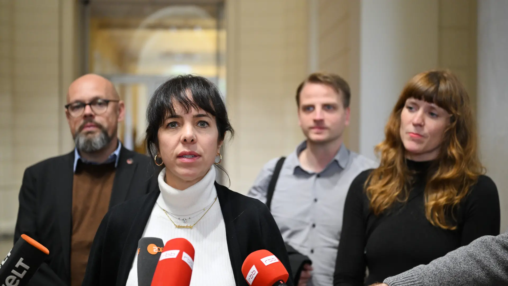 Elif Eralp (vorn), Co-Fraktionsvorsitzende der Berliner Linken, kommt im Berliner Abgeordnetenhaus zur Fraktionssitzung und gibt vor Beginn ein Statement. Hinter ihr stehen der Co-Vorsitzende Tobias Schulze (l), sowie die Landesvorsitzenden Maximilian Schirmer und Kerstin Wolter (r). (zu dpa: «Berliner Linke kritisiert Merz - Fraktion tagt») +++ dpa-Bildfunk +++