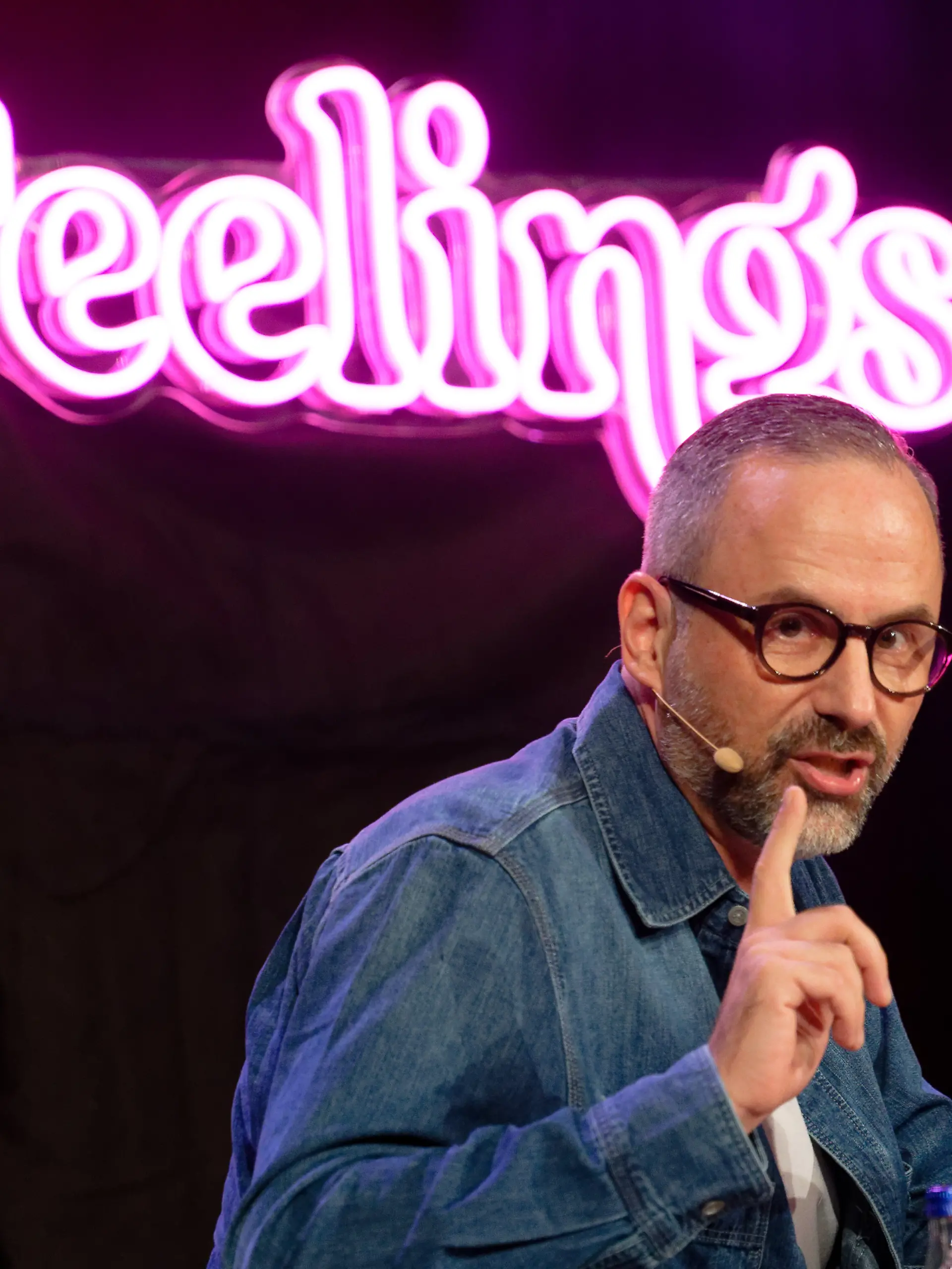 Der Komiker Kurt Krömer sitzt bei der Aufzeichnung von «Kurt Krömer - Podcast »Feelings«: Die 100. Folge live» in der Volksbühne am Rudolfplatz auf der Bühne.