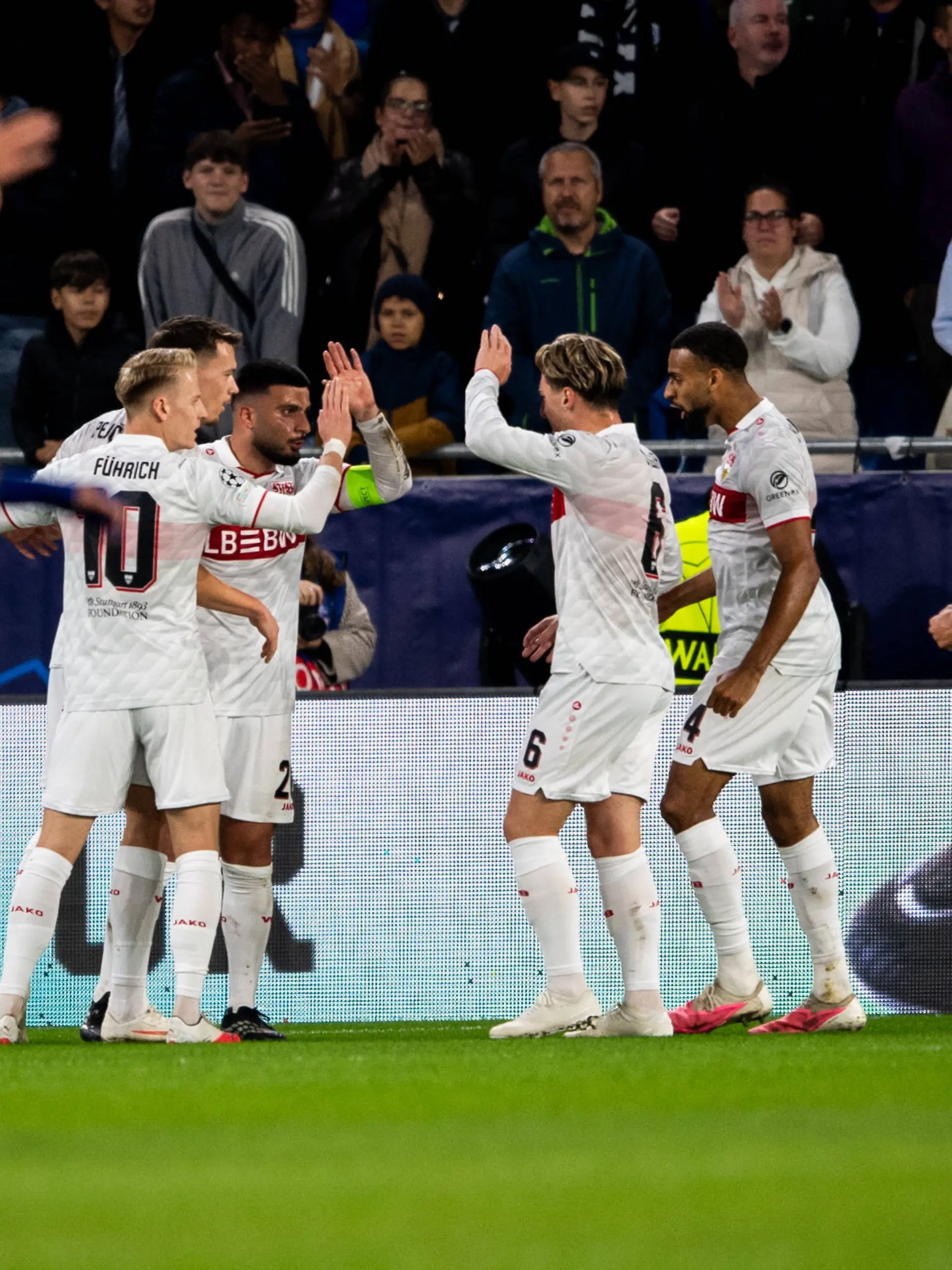 14.10.2026: Champions League, 2. Spieltag, Å K Slovan Bratislava vs. VfB Stuttgart im Å tadion Tehelnà pole/Narodný futbalový Åtadion Tor zum 0:1 durch Deniz Undav VfB, hier im Bild Jubel mit der Mannschaft WICHTIGER HINWEIS: Gemäß den Vorgaben des DFB und der DFL ist es untersagt, in dem Stadion und/oder vom Spiel angefertigte Fotoaufnahmen in Form von Sequenzbildern und/oder videoähnlichen Fotostrecken zu verwerten bzw. verwerten zu lassen. *** October 14, 2026, Champions League, Matchday 2, Slovan Bratislava vs. VfB Stuttgart at Tehelné Pole National Football Stadium Goal to make it 01 by Deniz Undav VfB, pictured here: the team celebrating IMPORTANT NOTICE: In accordance with DFB and DFL regulations, it is prohibited to use or allow the use of photographs taken in the stadium and/or during the match in the form of sequential images and/or video-like photo sequences. Copyright: xJordyxFourgonx