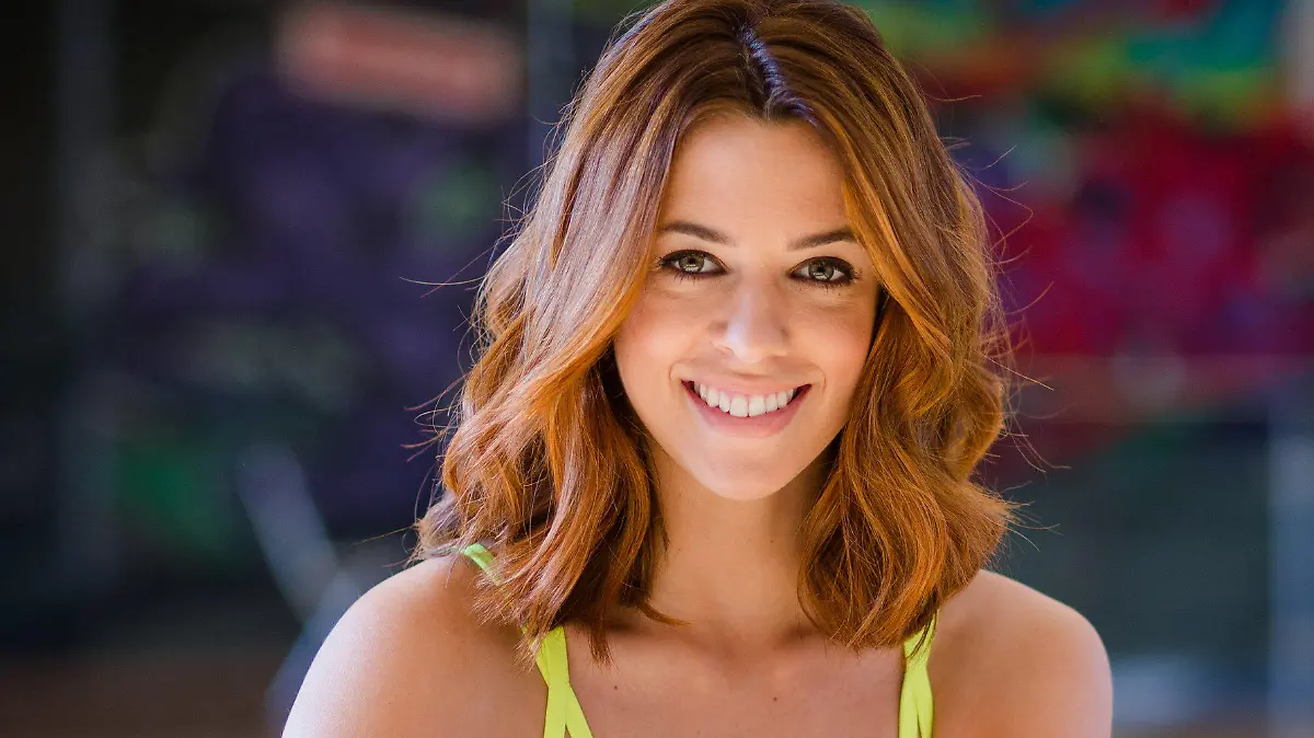 ARCHIV - Sängerin Vanessa Mai sitzt bei Proben für die RTL-Fernsehserie «Let's Dance» am 13.03.2017 in einer Tanzschule in Backnang (Baden-Württemberg). (zu dpa "Vanessa Mai erstmals an der Spitze der Album-Charts" am 18.08.2017) Foto: Christoph Schmidt/dpa +++(c) dpa - Bildfunk+++