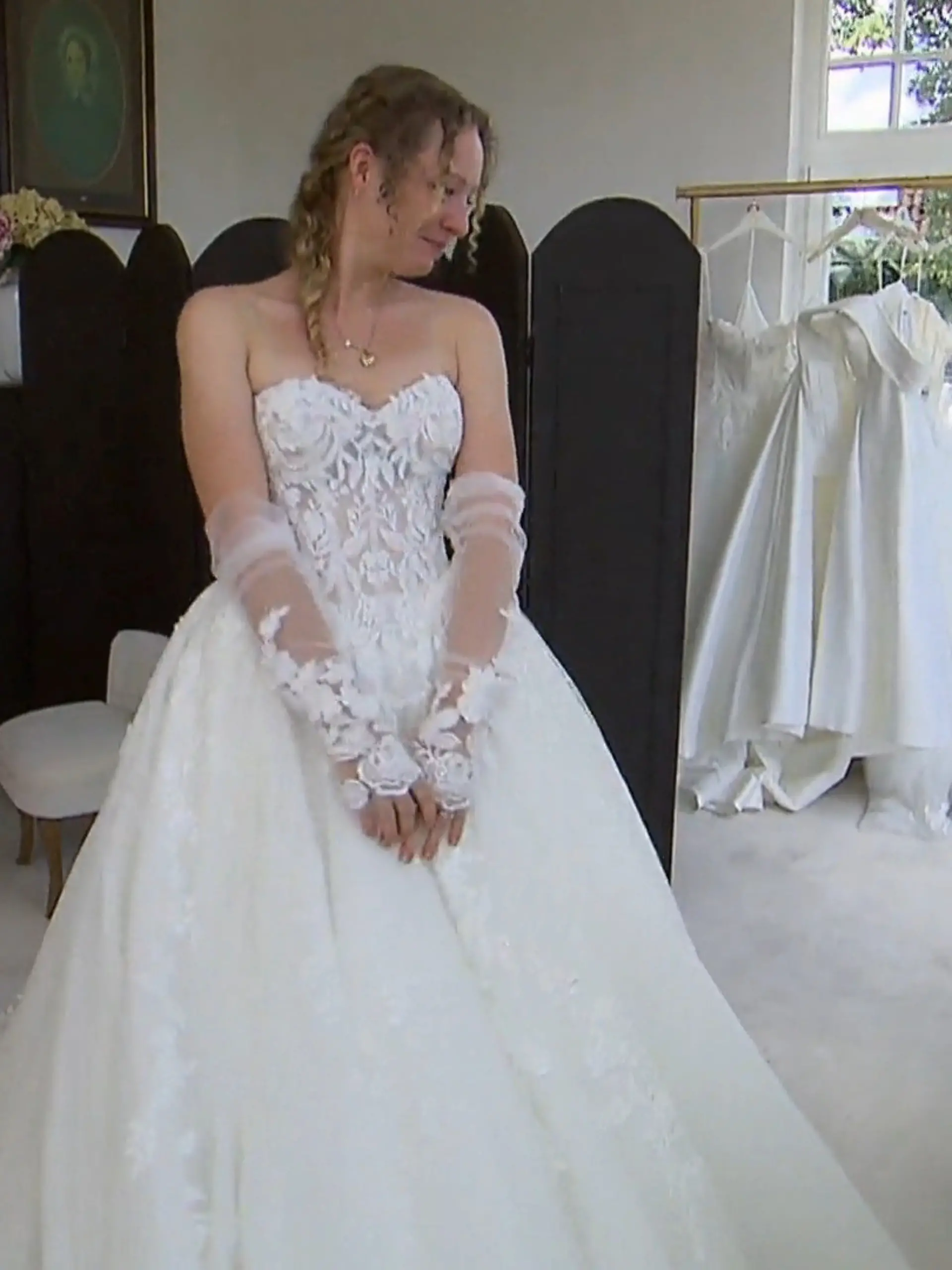 Bild zu: "Trifft Sarahs dritter Look endlich genau ihren Brautgeschmack?"