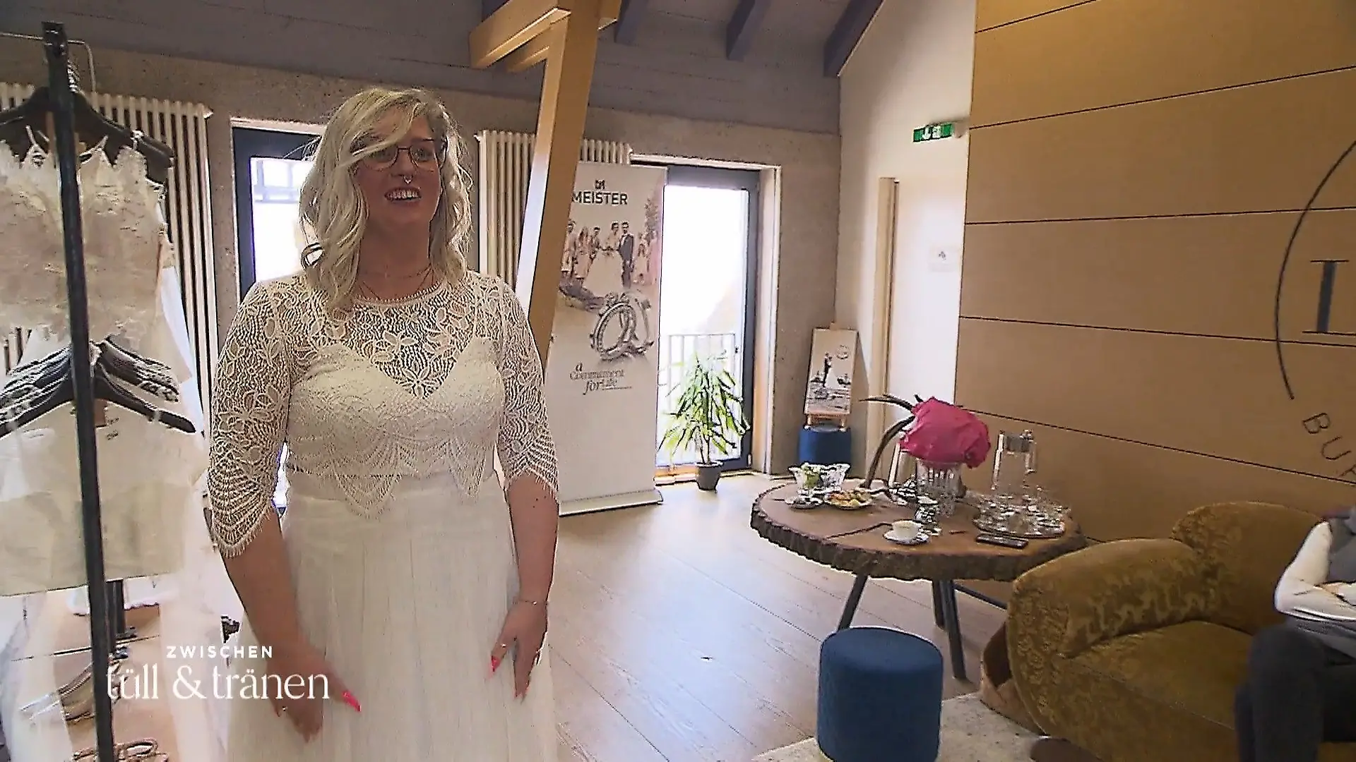 Sarah testet mit Look zwei einen ganz anderen Brautstil Weniger Glitzer, mehr Spitze
