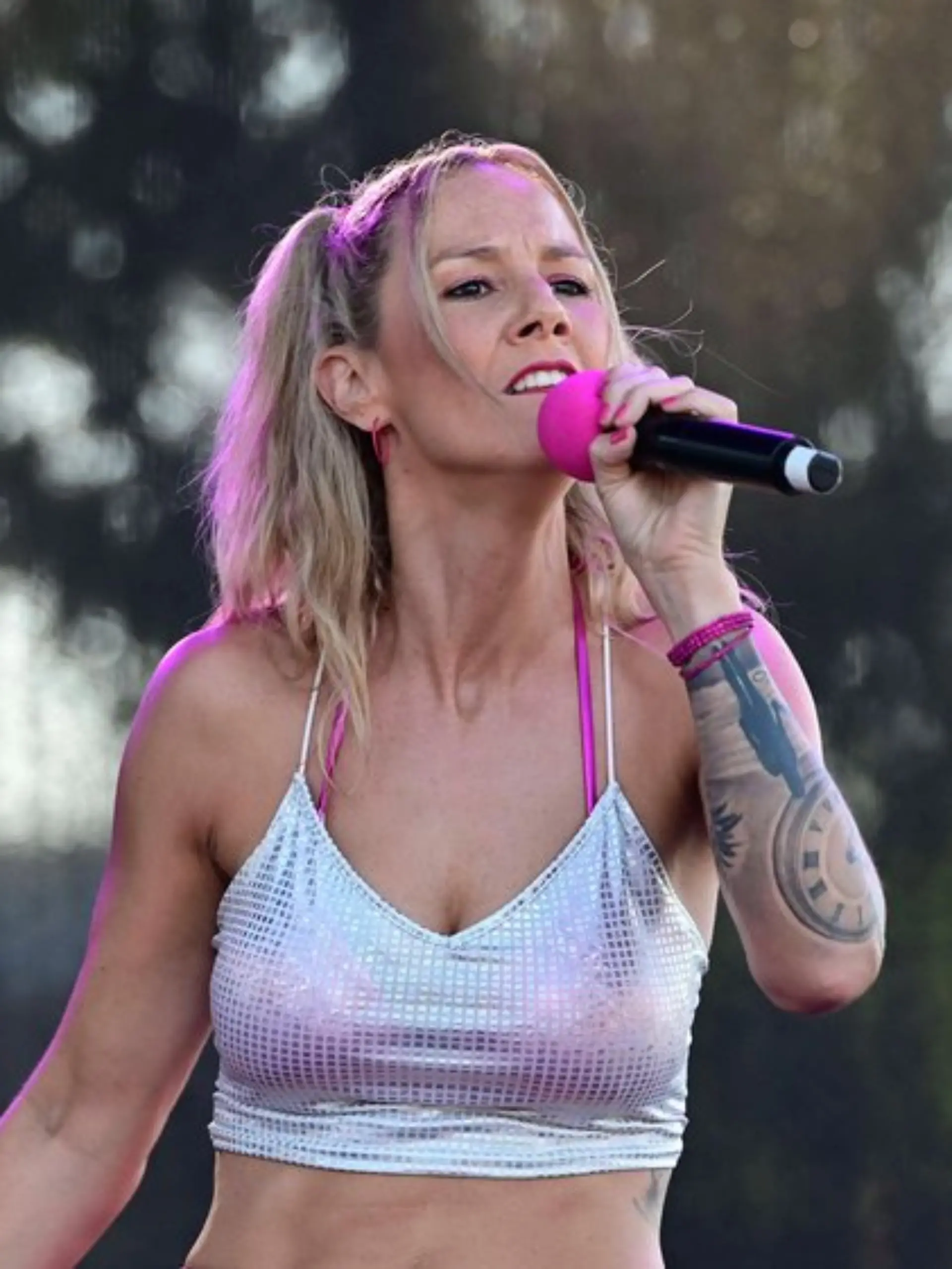 Milla Pink ist für Songs wie "Auf dem Besen an den Tresen" und "3 Promille auf dem Fußballplatz" bekannt.