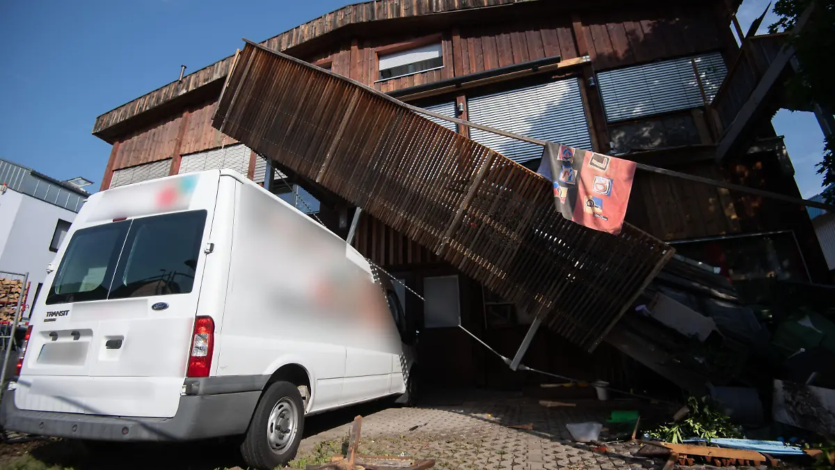 Im Juli 2019 wurden beim Einsturz eines Balkons in Stuttgart sechs Menschen verletzt - ein zu großes Planschbecken war der Grund.