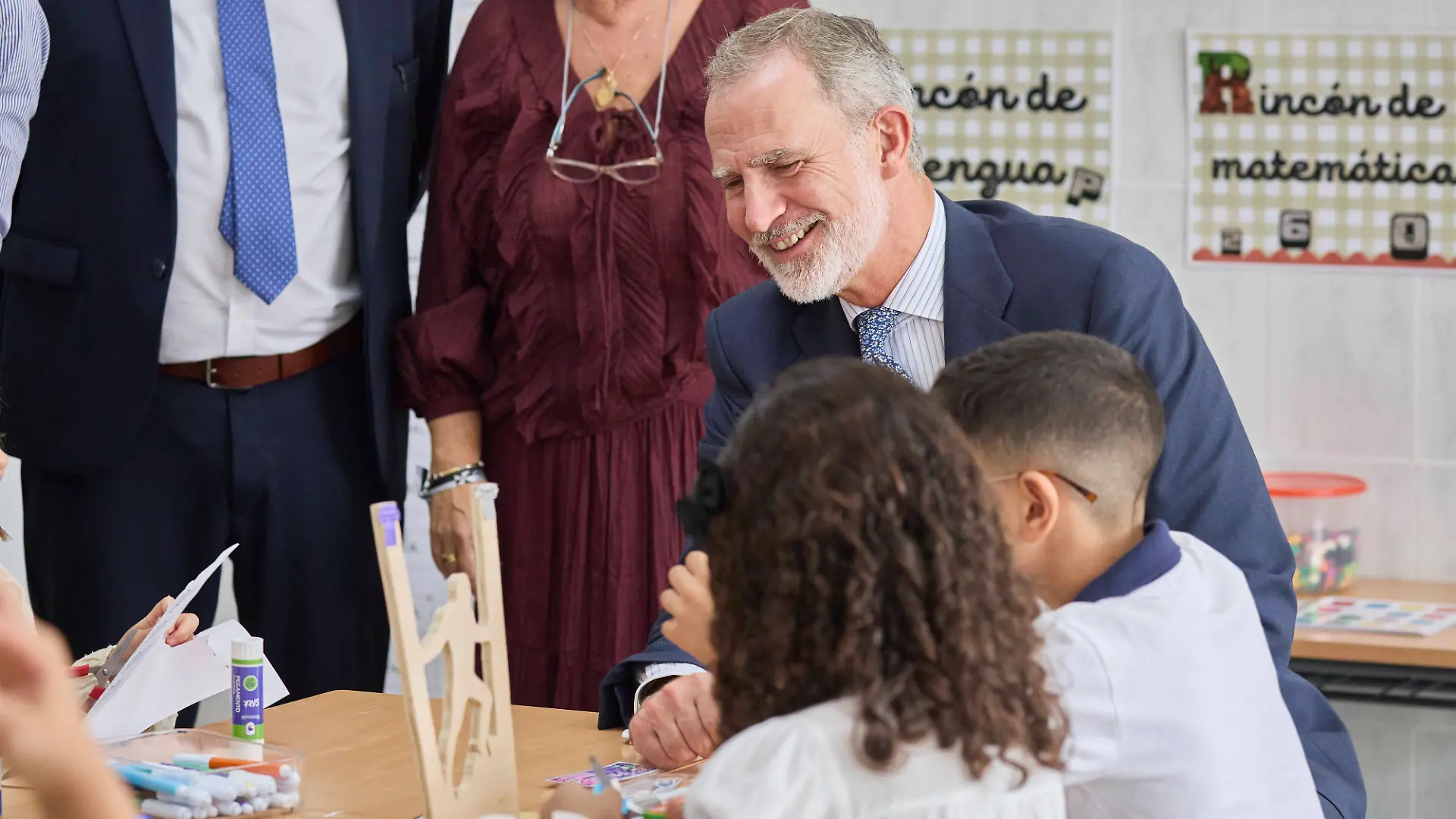 König Felipe (58) nimmt sich bei seinem Besuch der Vicente-Aleixandre-Grundschule in Ceuta Zeit für die kleinen Schüler.