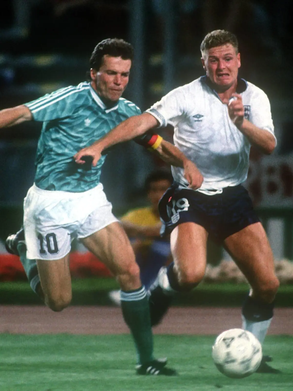 Bildnummer: 01872320  Datum: 04.07.1990  Copyright: imago/WEREK
Lothar Matthäus (li., BR Deutschland) gegen Paul Gascoigne (England); BRD - England 5:4 n.E., quer, Zweikampf, Duell, Ball Weltmeisterschaft 1990, Länderspiel, Nationalmannschaft, Nationalteam, Nationaltrikot, Vdia Turin Halbfinale Dynamik,  Fußball WM Herren Mannschaft Gruppenbild Aktion Personen