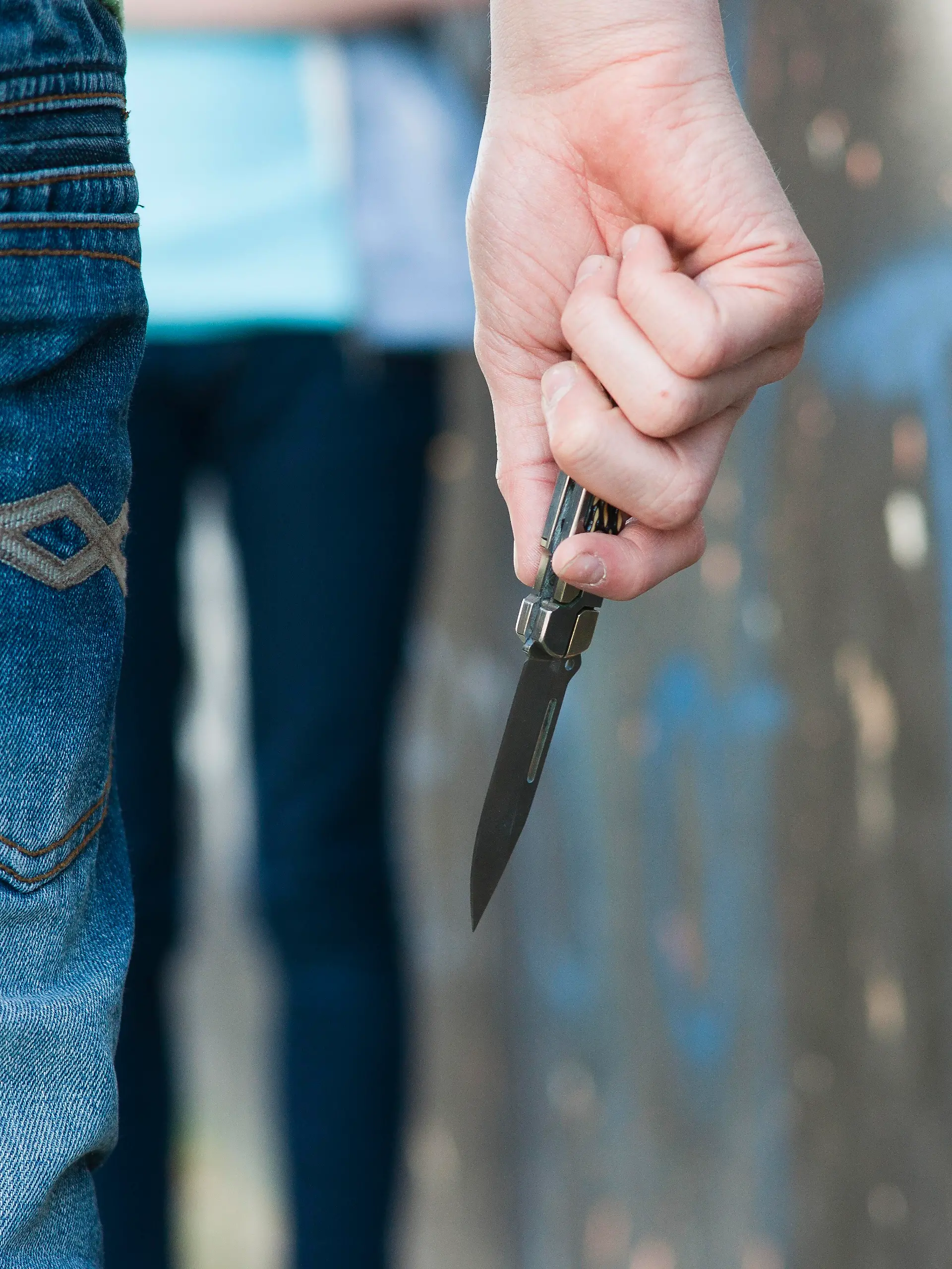 Sowohl eine Lehrerin als auch einen Schüler verletzte der 15-jährige Tatverdächtige mit einem Messer. (Symbolbild)