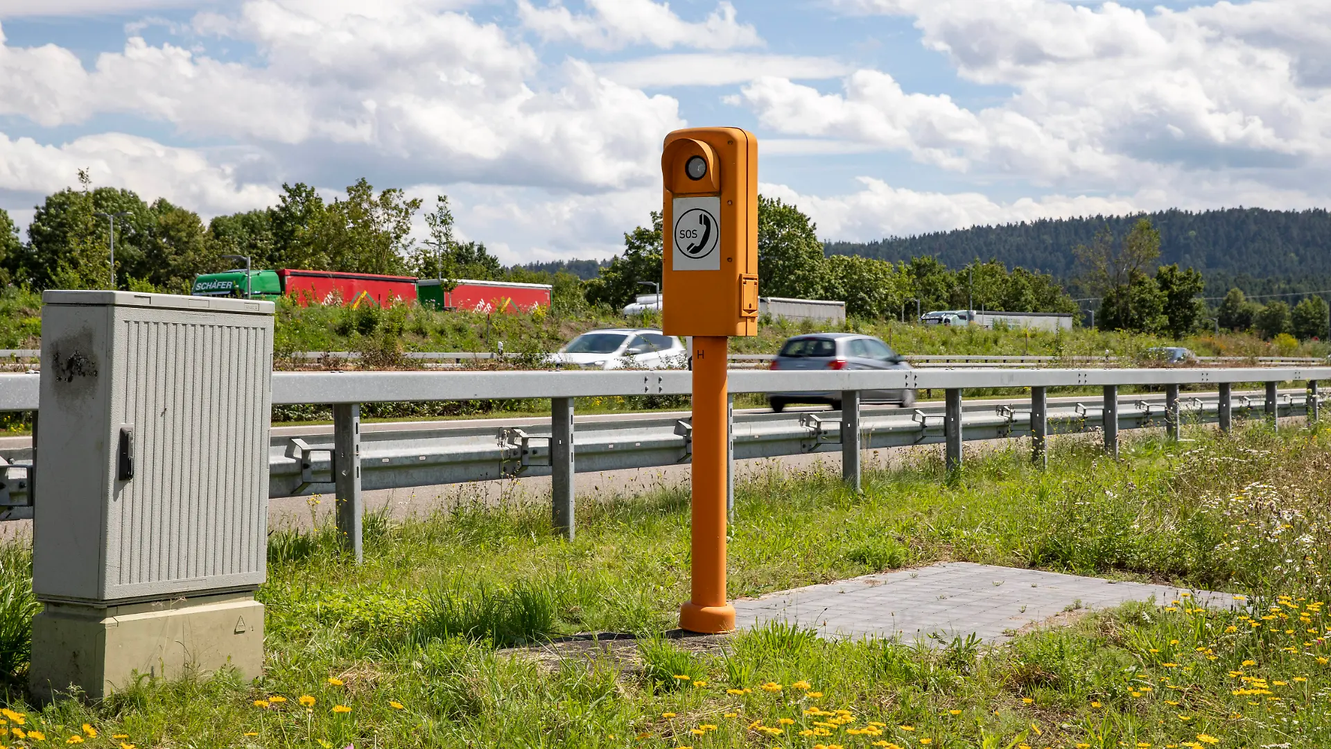 Eine Notrufsäule am Straßenrand baut bei Gebrauch eine Verbindung zur Notrufzentrale auf. Auch bei Mobilfunkausfall oder einem Funkloch kann eine Notrufsäule einen Notruf absetzen. (Symbolfoto, Themenfoto) Rottenburg am Neckar, 31.08.2021