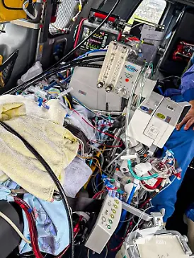 Dieses Bild geht ans Herz! Zahlreiche Geräte sorgen dafür, dass der kleine Junge den Flug überlebt.