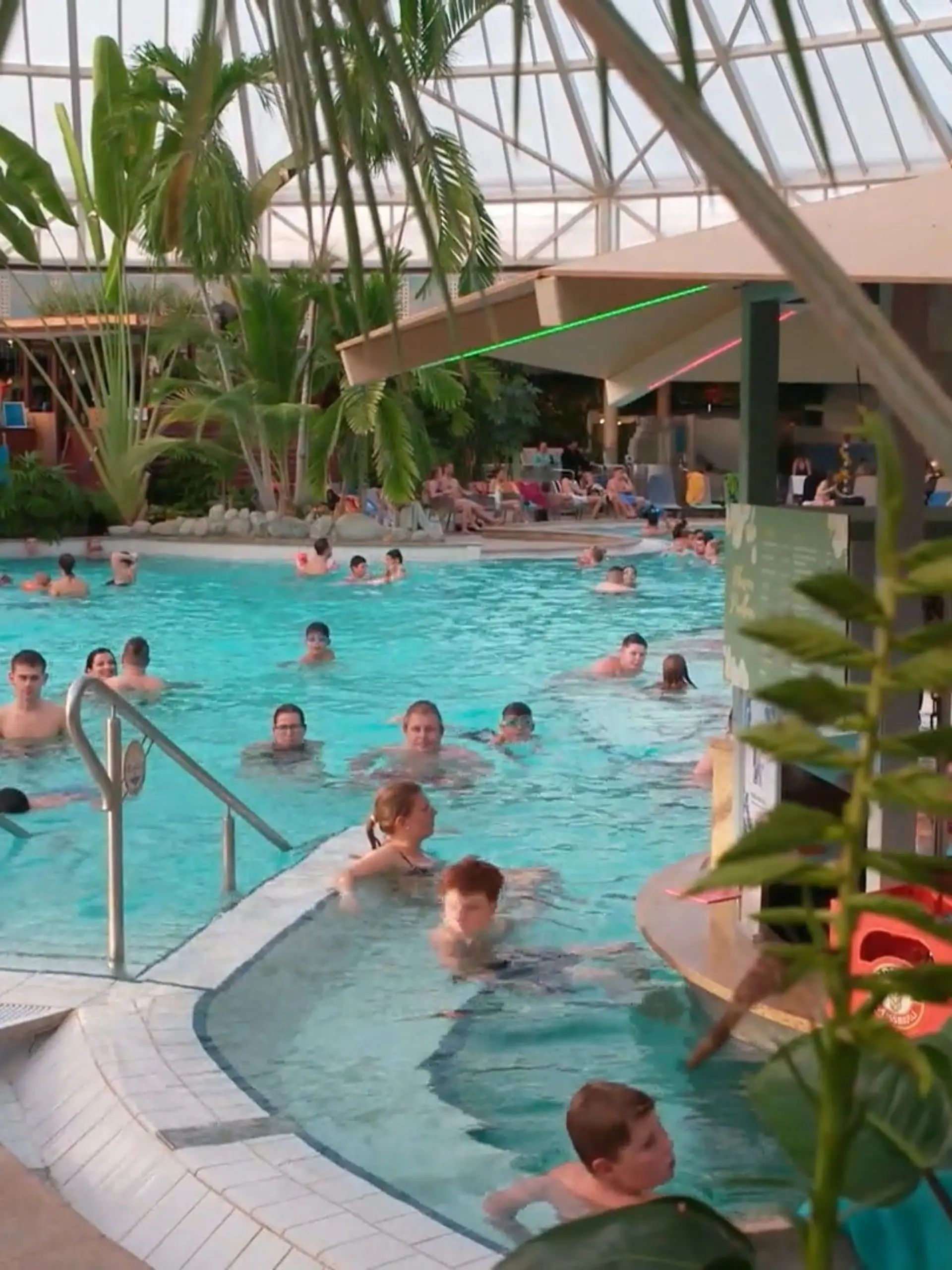 Bild zu: "Welches Erlebnisbad ist besser? Therme Erding oder das Tropical Island?"