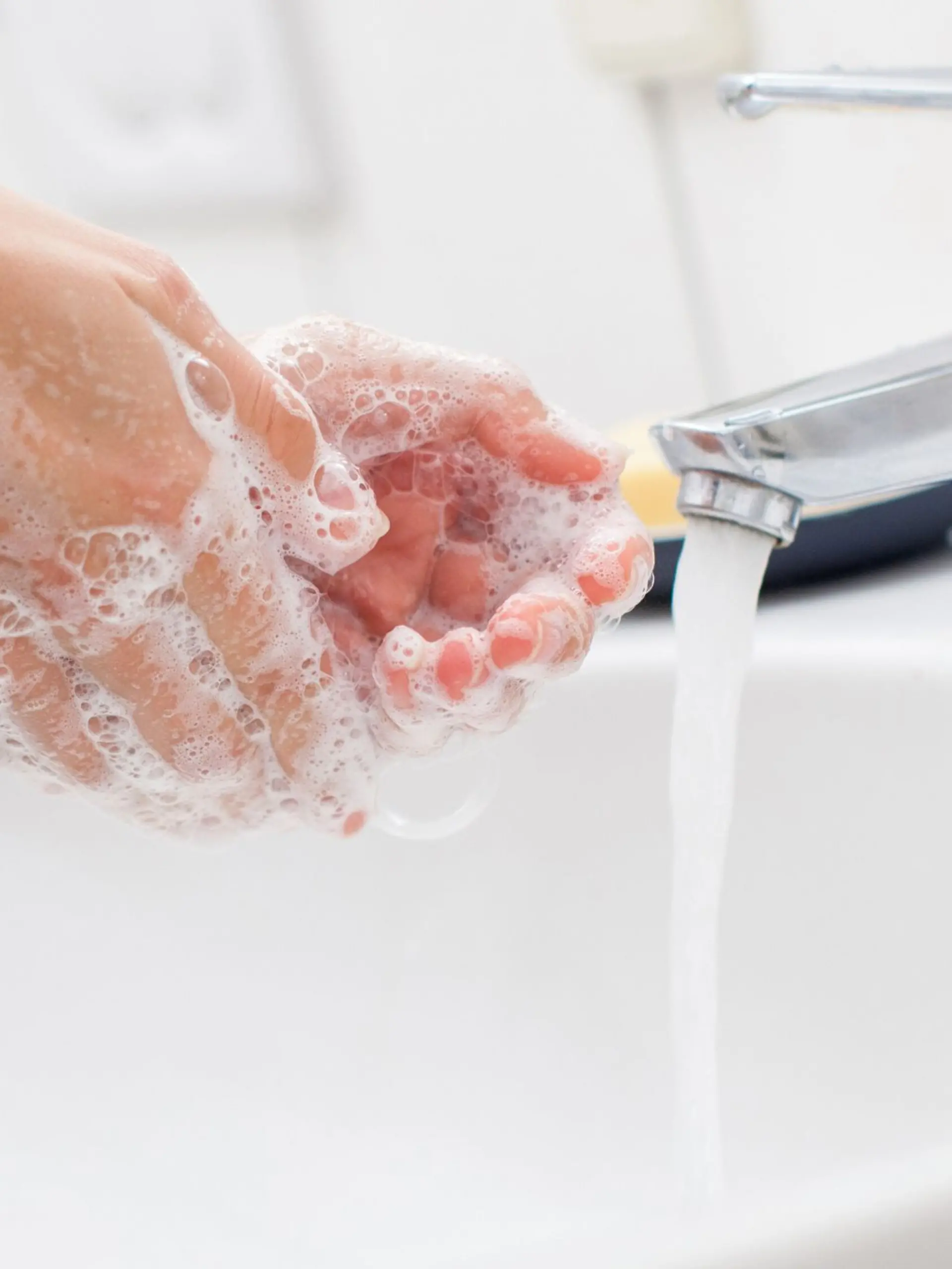 Kalt, lauwarm, heiß? Für saubere Hände kommt es viel mehr auf die Waschtechnik an als auf die Wassertemperatur. 