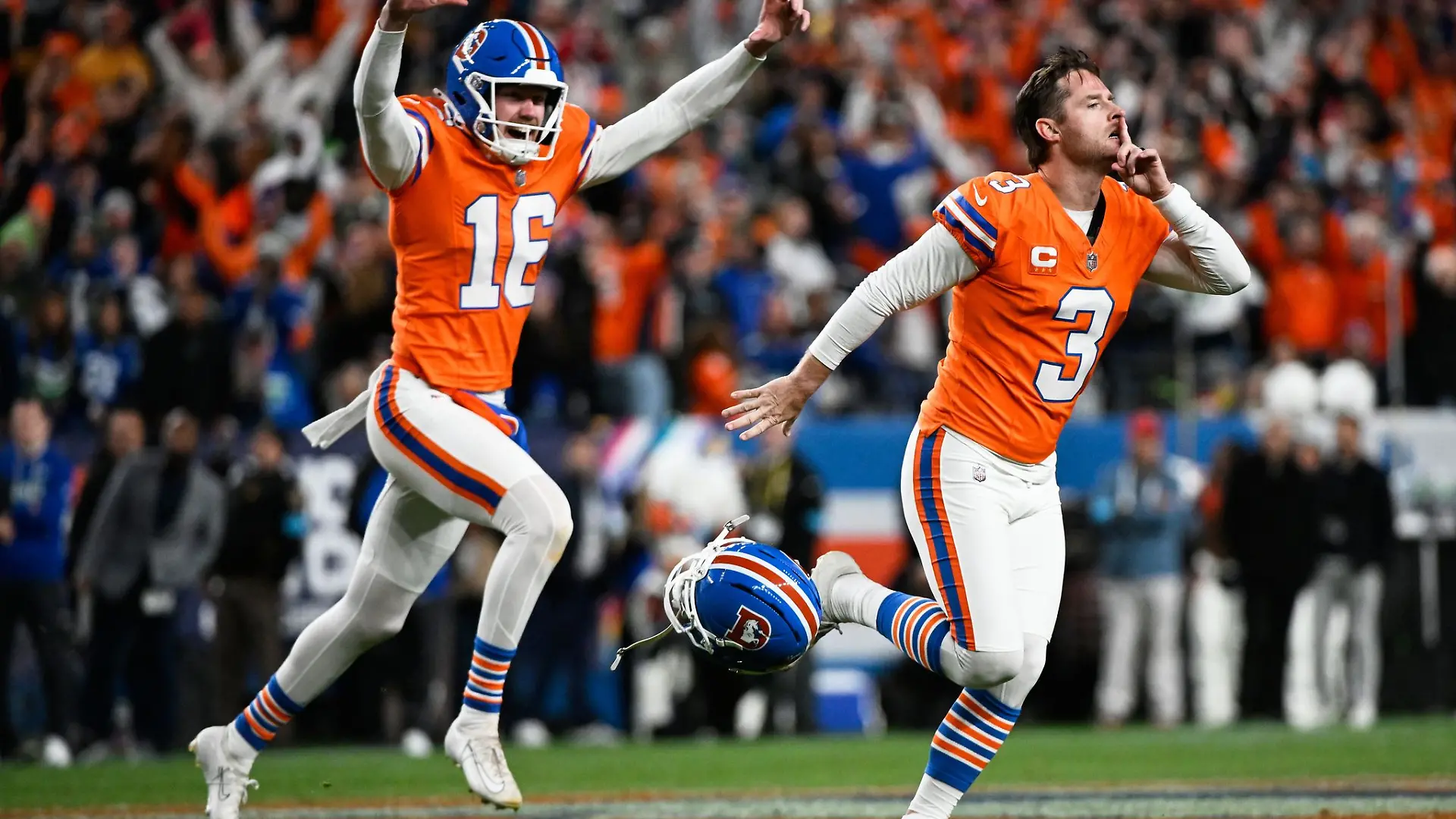 Kicker Wil Lutz (r) erzielte für die Denver Broncos das entscheidende Field Goal in der Overtime.