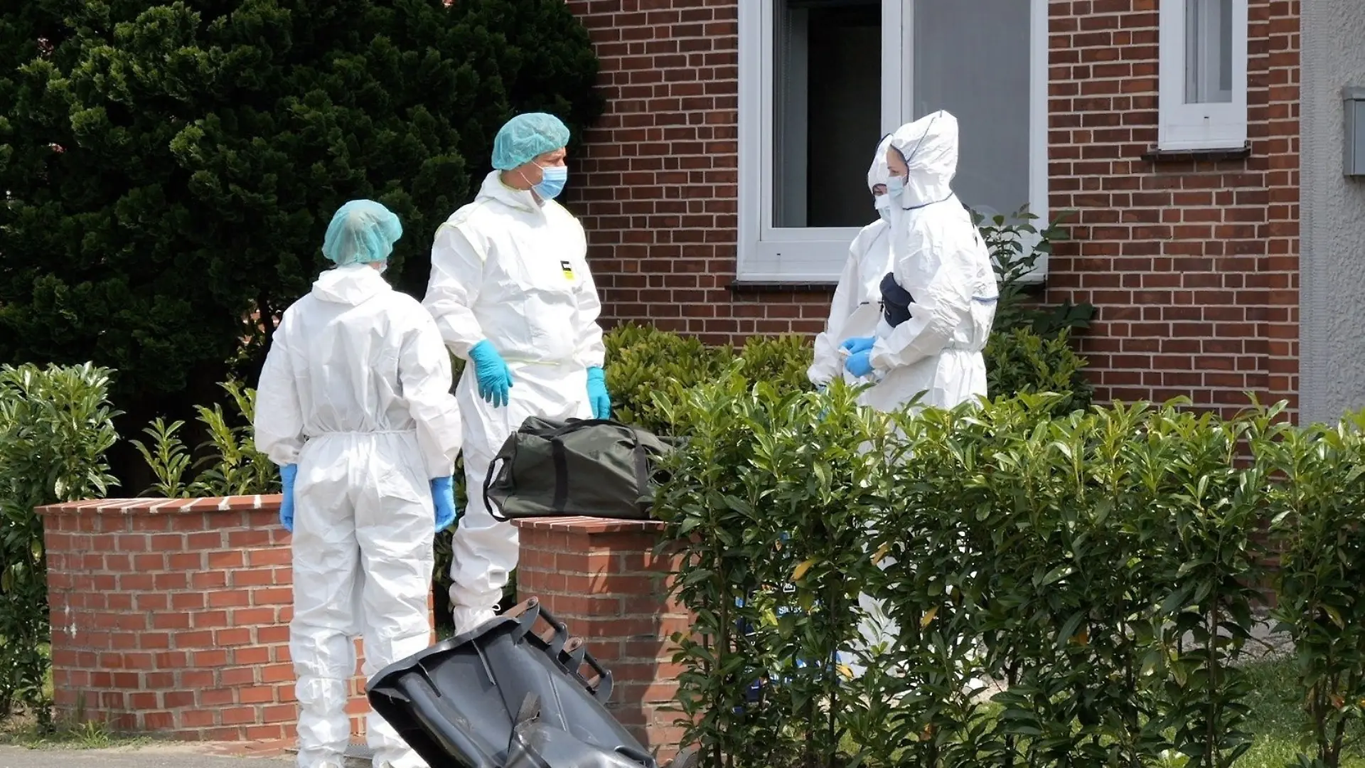 ARCHIV - 30.06.2026, Niedersachsen, Stade: Spezialisten sind am Tatort, einem Gebäude einer Jugendeinrichtung, mit der Spurensicherung beschäftigt. In der Einrichtung waren mehrere Menschen durch Schüsse getötet worden. (zu dpa: «Schüsse in Stade - Drei Monate Fassungslosigkeit und Fragen») Foto: Jörn Hüneke/dpa +++ dpa-Bildfunk +++