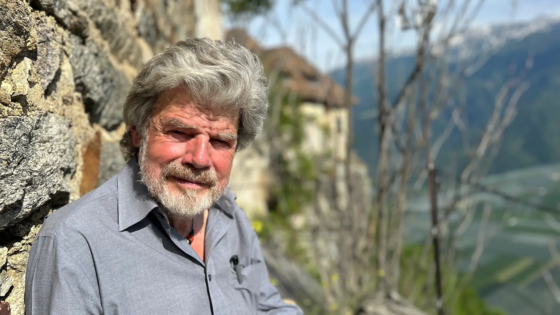Der Bergsteiger Reinhold Messner sitzt an seinem Schloss Juval auf einer Bank. (zu dpa: «Vor 40 Jahren: Der erste Mensch auf allen Achttausendern») +++ dpa-Bildfunk +++