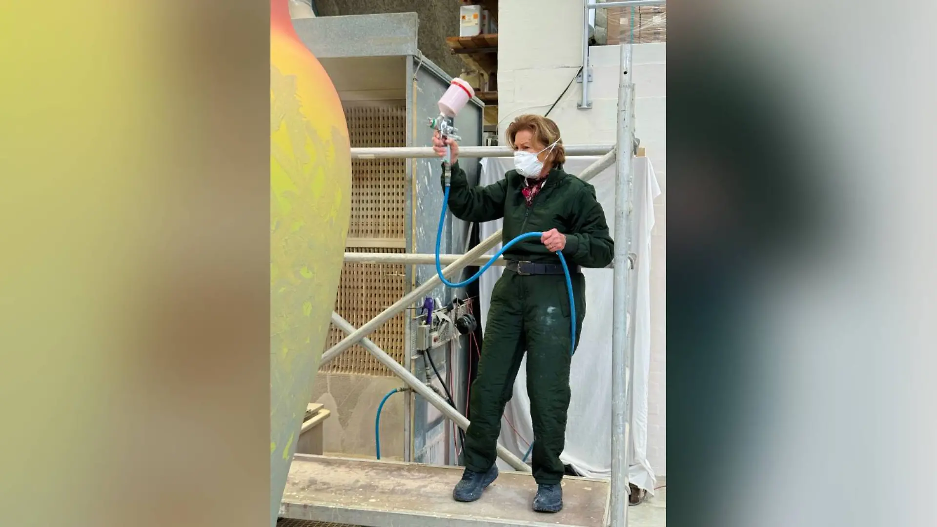 Königin Sonja arbeitet an ihren Kunstwerken.