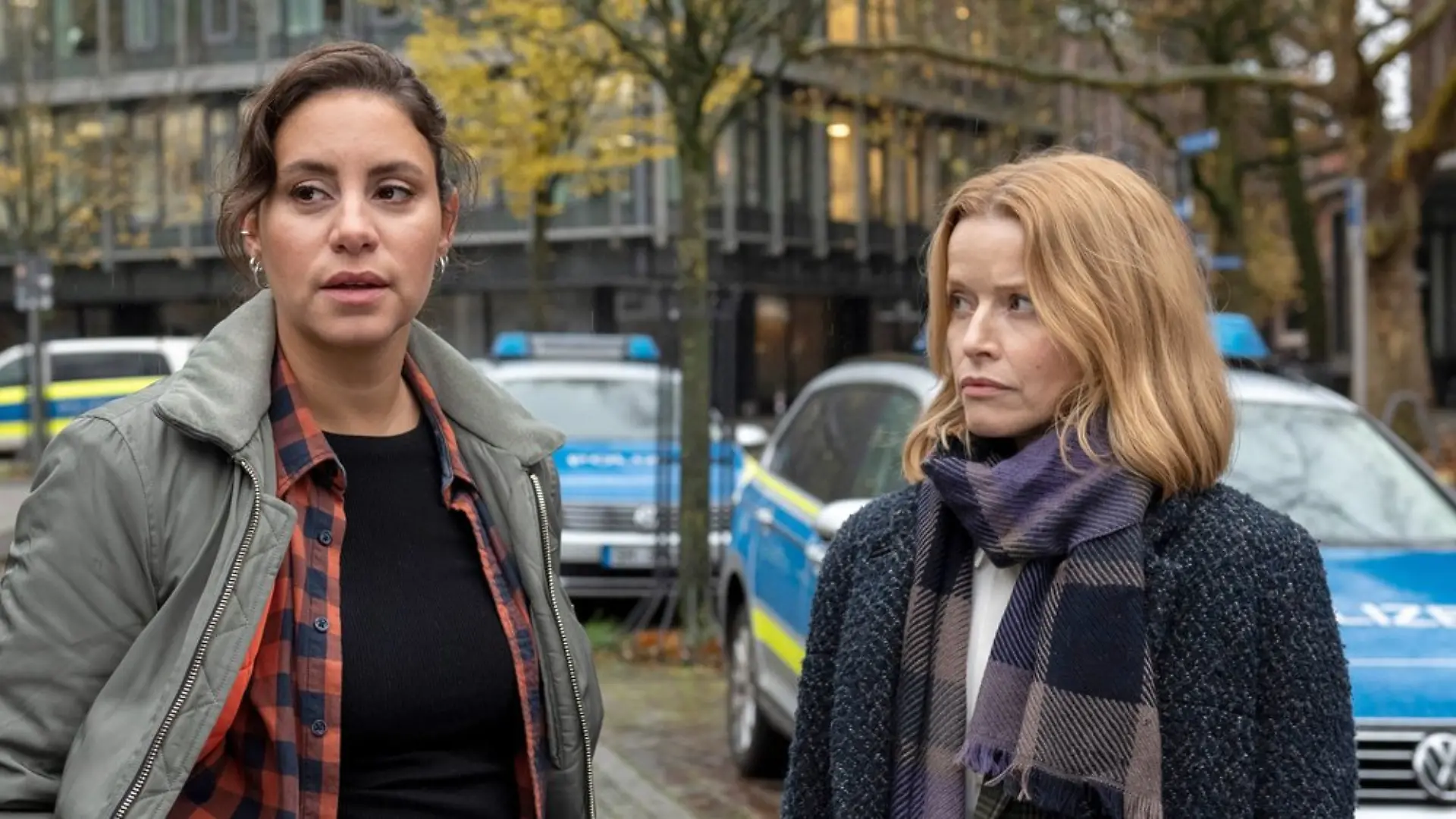 Mila Şahin (Almila Bagriacik, l.) und Elli Krieger (Karoline Schuch) werden in "Tatort: Unter Feinden" zu einem ungewöhnlichen Team.
