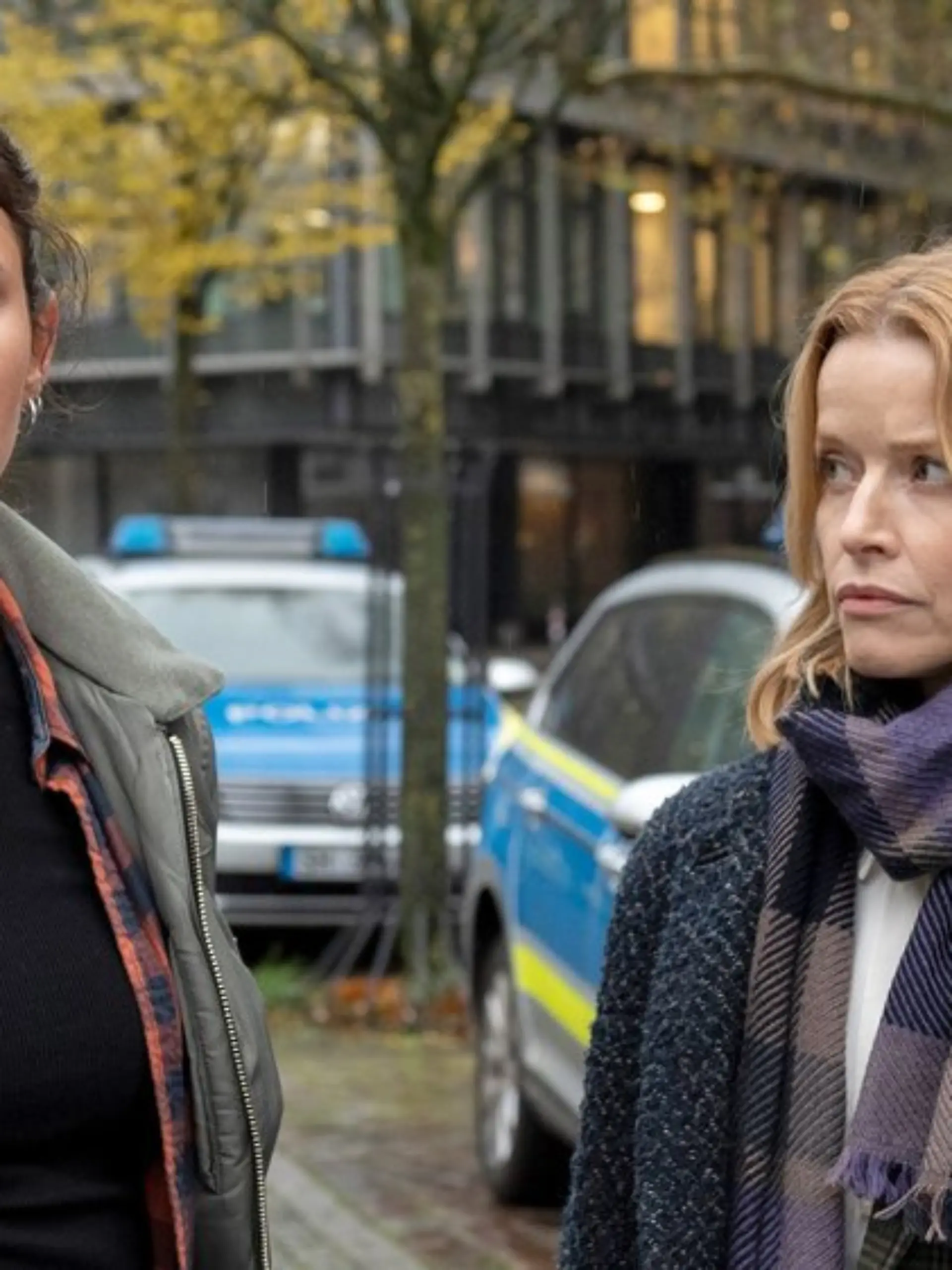 Mila Şahin (Almila Bagriacik, l.) und Elli Krieger (Karoline Schuch) werden in "Tatort: Unter Feinden" zu einem ungewöhnlichen Team.