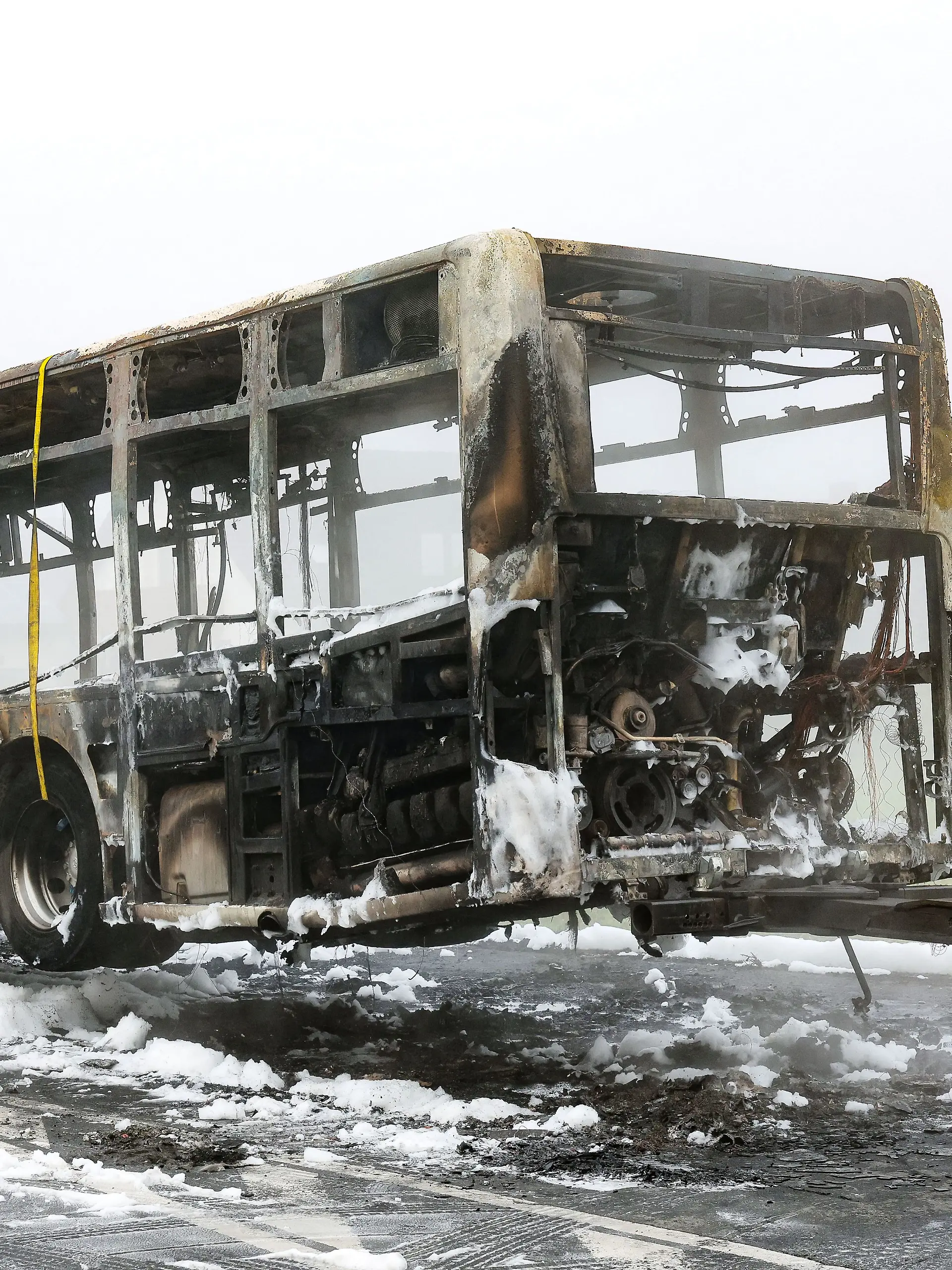 Vollbrand eines Busses - Mehr als 30 Menschen evakuiert
