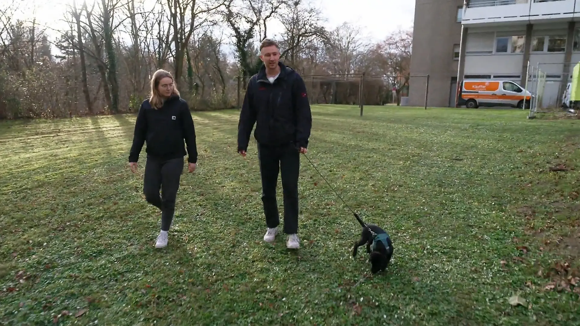 Kommt der Welpe auch draußen schon gut mit seinem neuen Alltag klar? Wie läuft Marlo an der Leine?