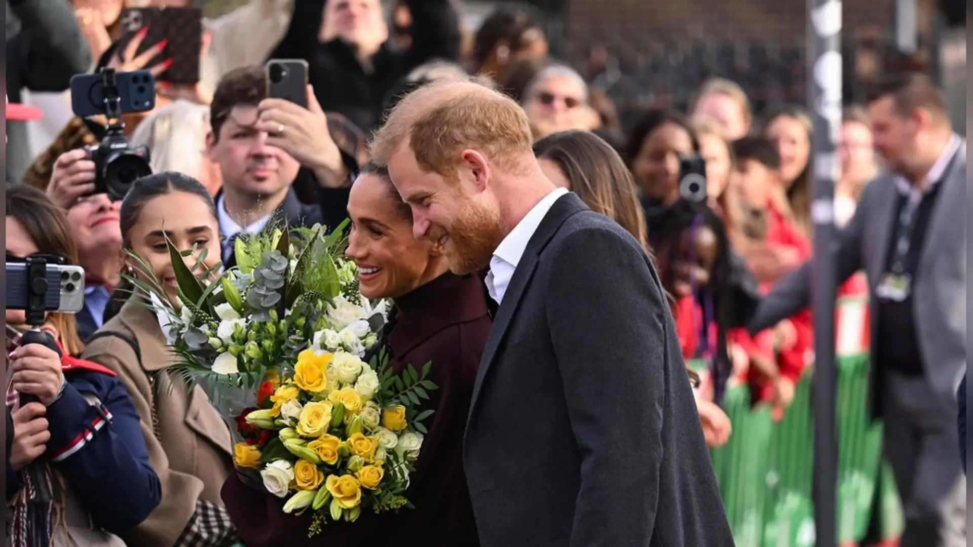 Prinz Harry und Herzogin Meghan lassen sich in Nottingham von ihren Fans feiern.