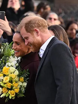 Prinz Harry und Herzogin Meghan lassen sich in Nottingham von ihren Fans feiern.
