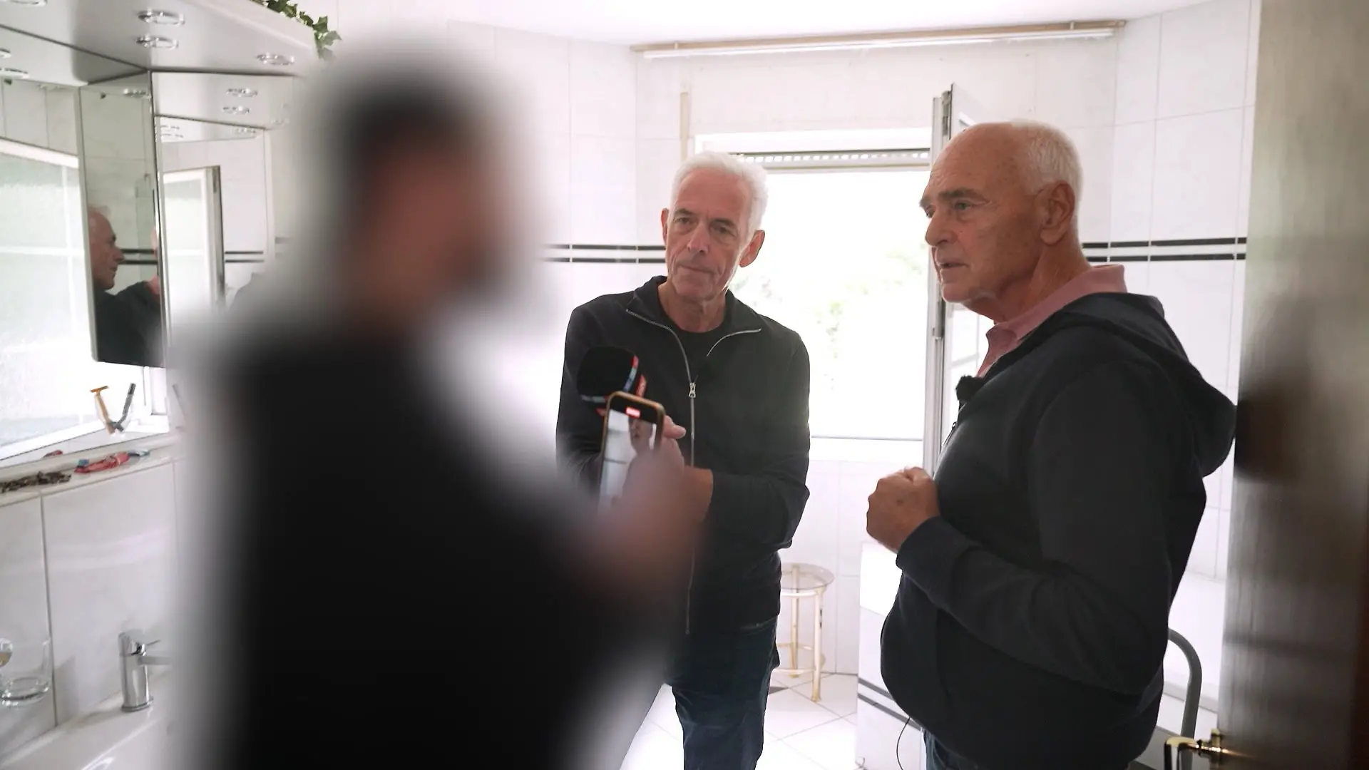 Handwerker-Notdienst will Oma 2000 Euro abknöpfen RTL deckt Betrüger auf