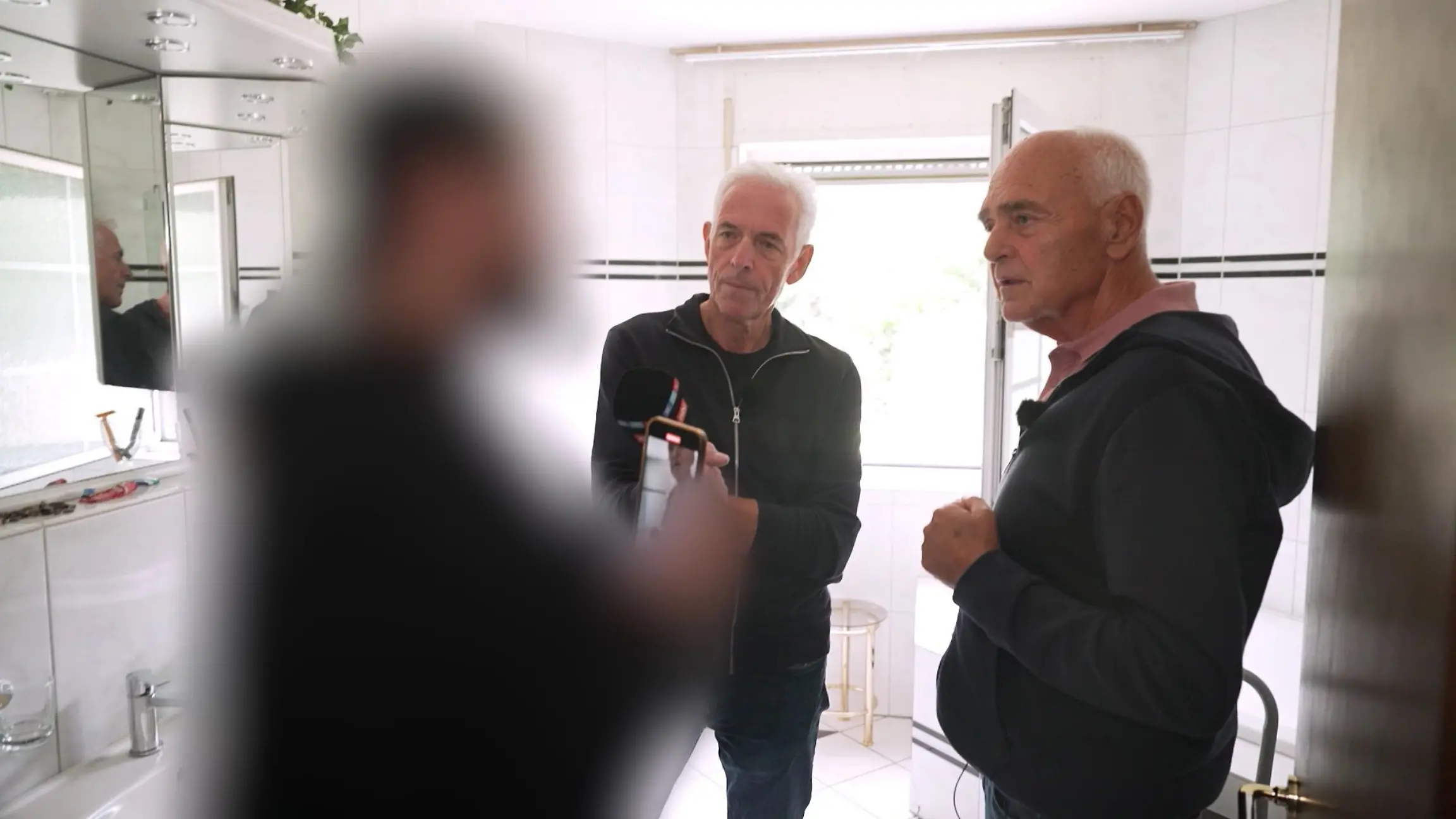 Handwerker-Notdienst will Oma 2000 Euro abknöpfen RTL deckt Betrüger auf