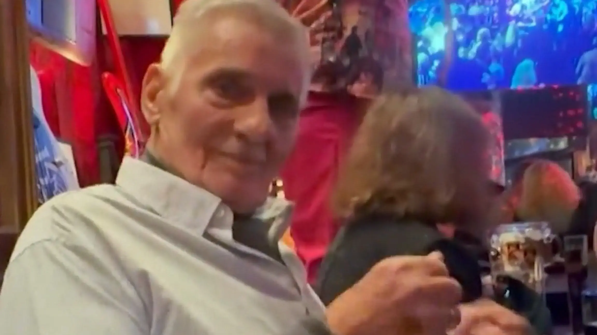 Nach Herzproblemen! Heinz Hoenig feiert 75. Geburtstag auf der Reeperbahn Ex-Dschungelcamper in Party-Laune