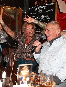 Heinz Hoenig ist wieder in Feierlaune! Beim 50-jährigen Jubiläum von „Rudolf Rock & die Schocker“ im Hamburger „Zwick“ singt der Schauspieler gemeinsam mit Susi Salm im Duett. Ehefrau Annika ist begeistert!