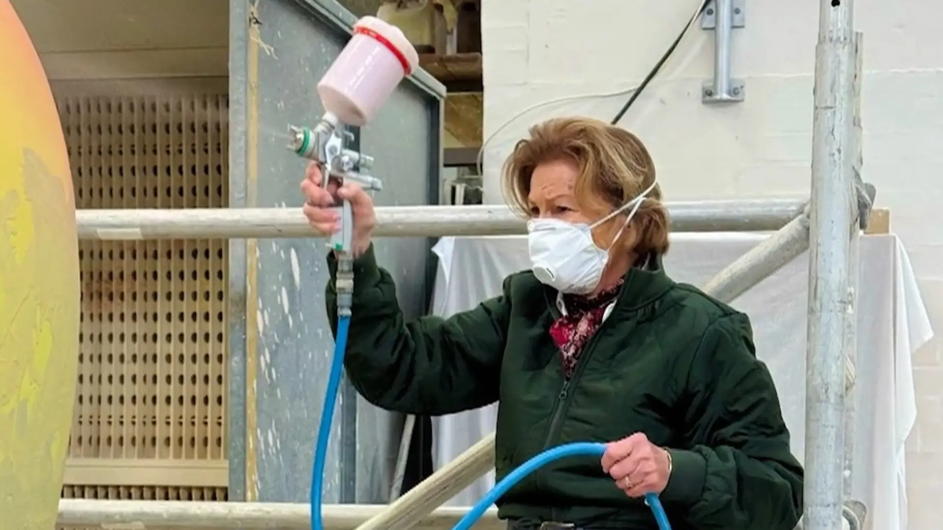 Königin Sonja von Norwegen bemalt XXL-Vasen – DAS ist der Grund! Royal legt selbst Hand an