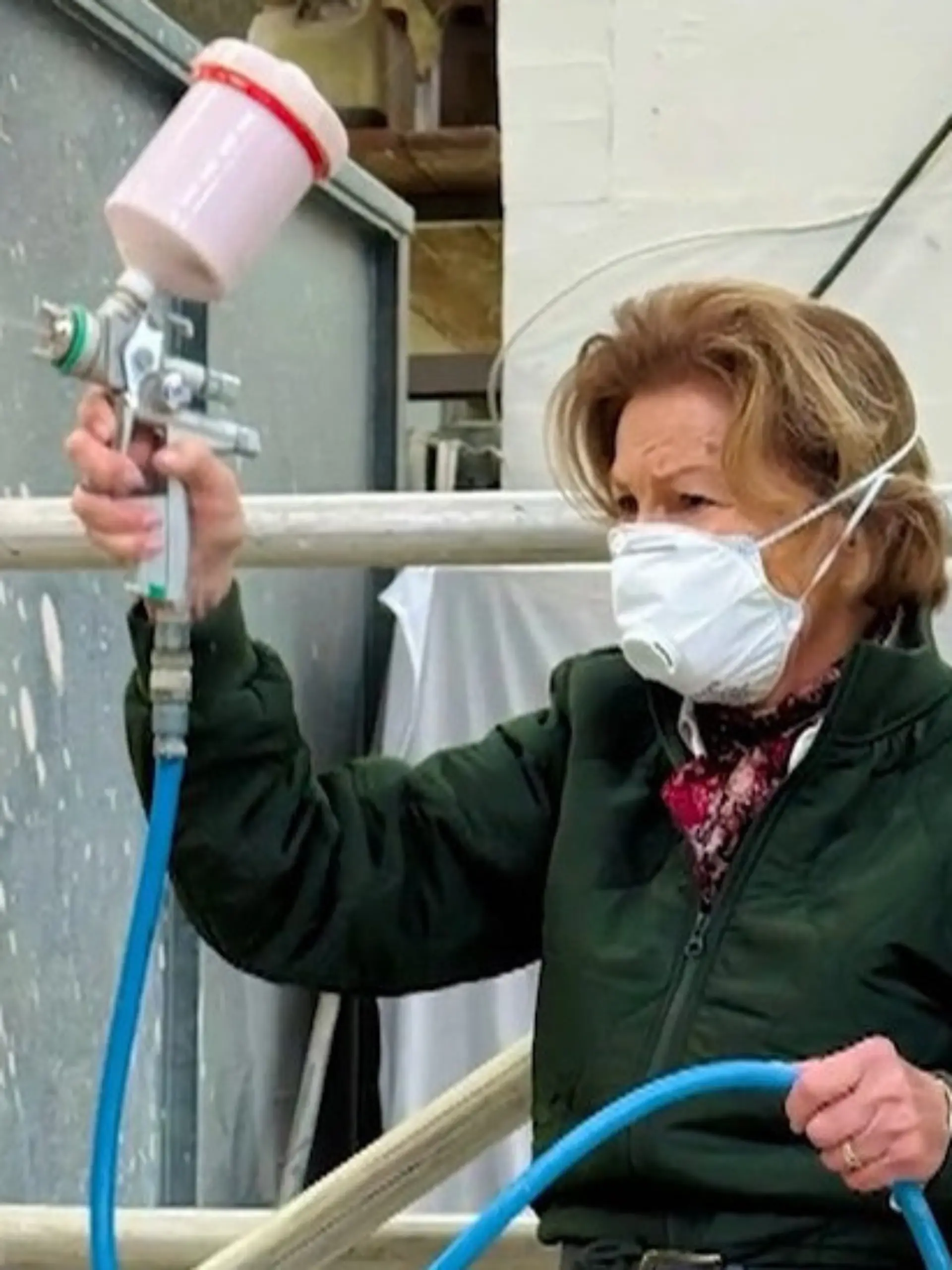 Bild zu: "Königin Sonja von Norwegen bemalt XXL-Vasen – DAS ist der Grund!"